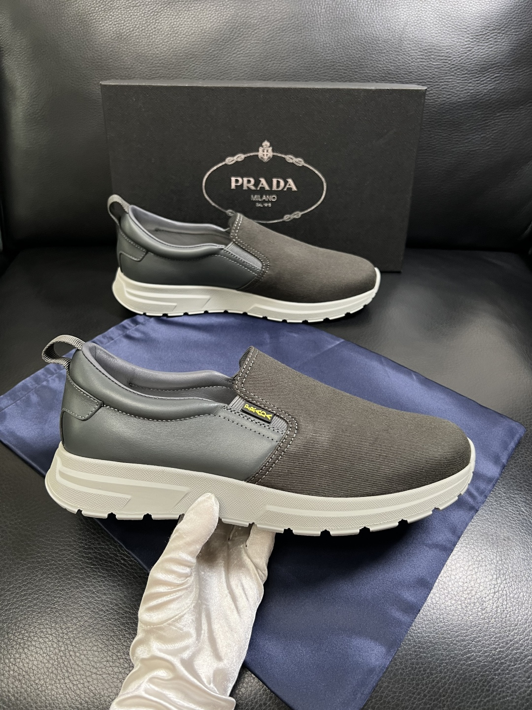 Prada  顶级工艺品，普拉达 专柜同步，原厂配置意大利进口牛皮拼布面料，进口牛皮内里垫，透气舒适，鞋