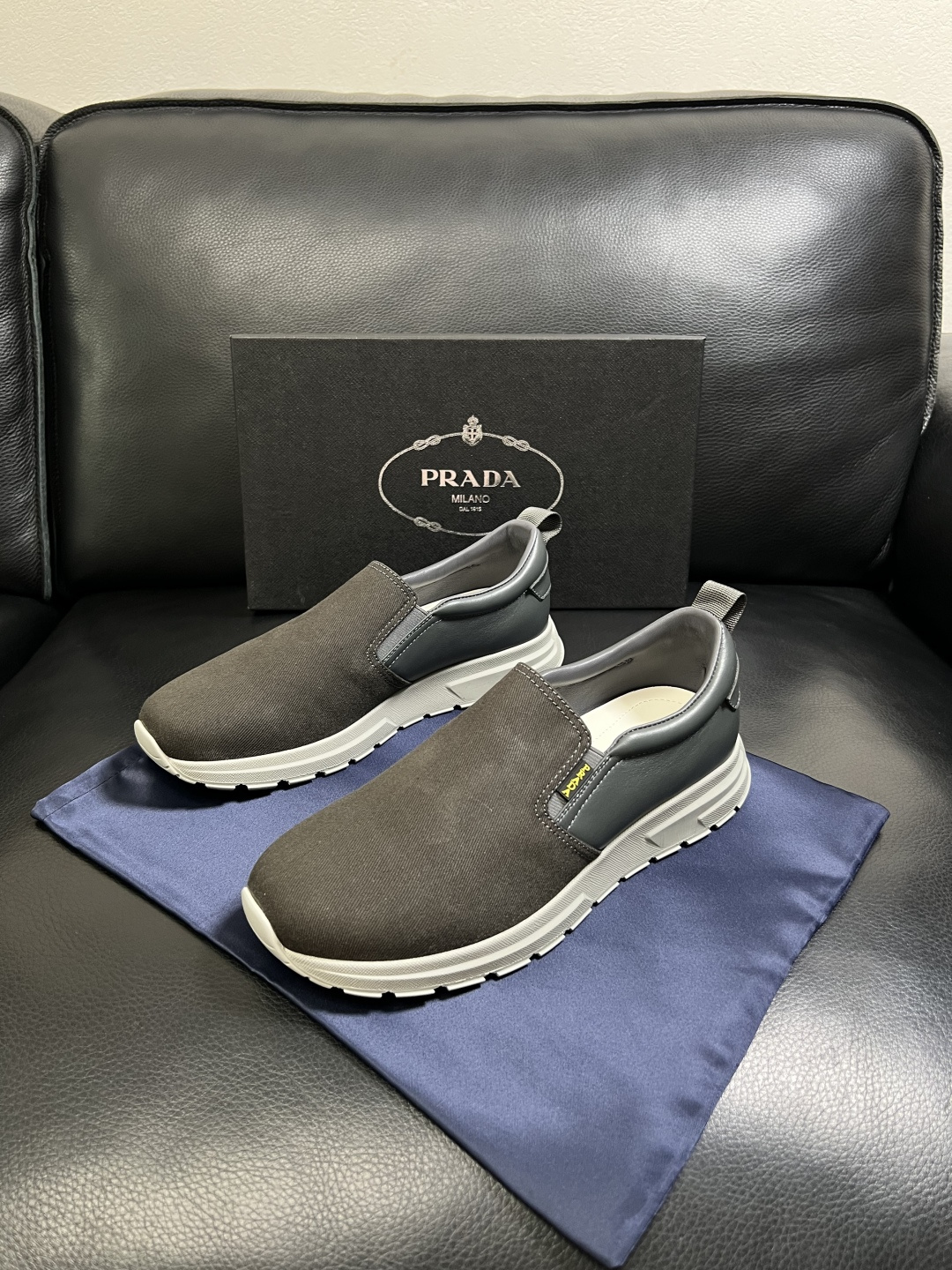 Prada  顶级工艺品，普拉达 专柜同步，原厂配置意大利进口牛皮拼布面料，进口牛皮内里垫，透气舒适，鞋