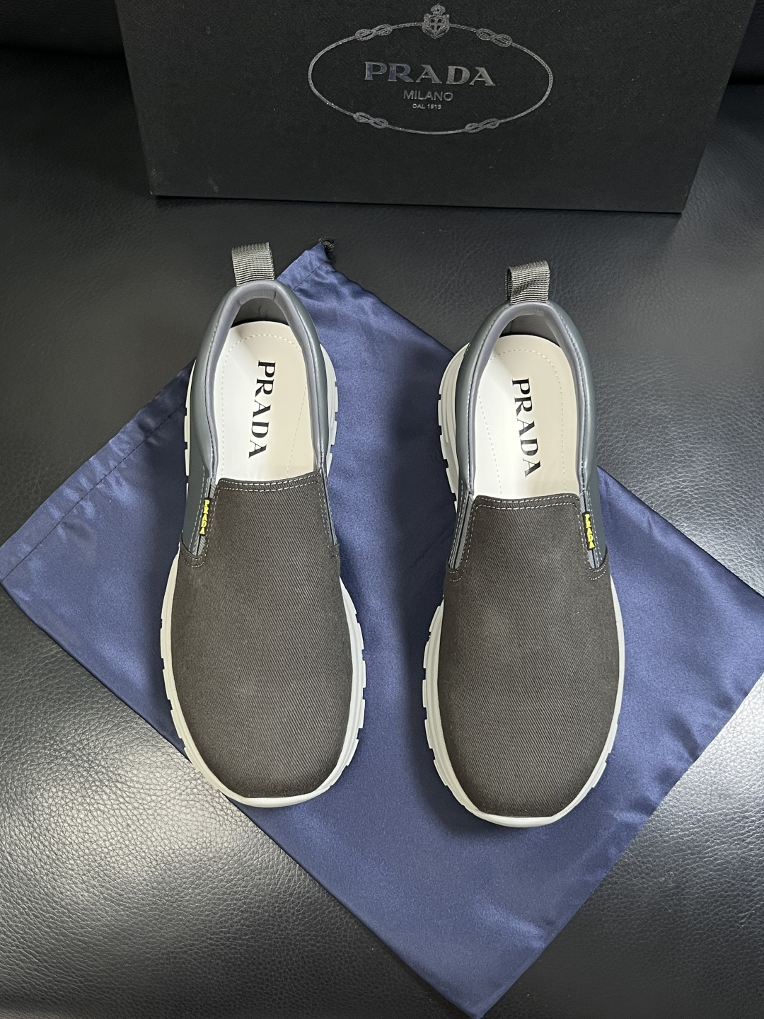 Prada  顶级工艺品，普拉达 专柜同步，原厂配置意大利进口牛皮拼布面料，进口牛皮内里垫，透气舒适，鞋