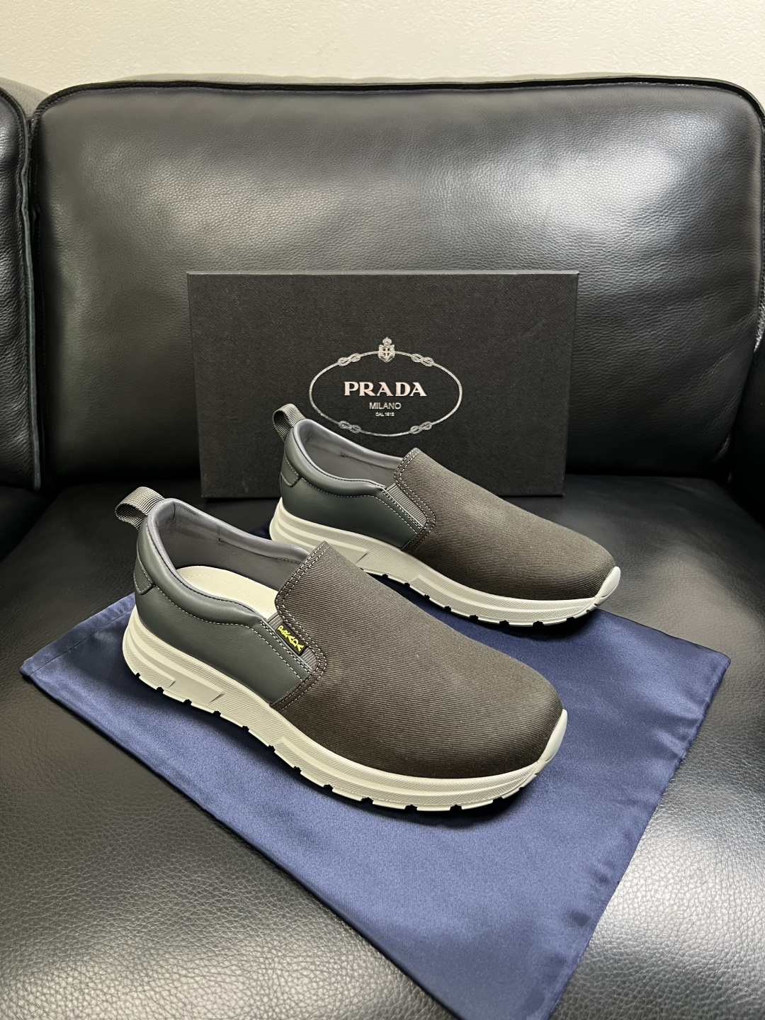 Prada  顶级工艺品，普拉达 专柜同步，原厂配置意大利进口牛皮拼布面料，进口牛皮内里垫，透气舒适，鞋