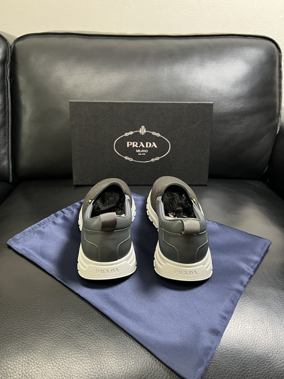 Prada  顶级工艺品，普拉达 专柜同步，原厂配置意大利进口牛皮拼布面料，进口牛皮内里垫，透气舒适，鞋