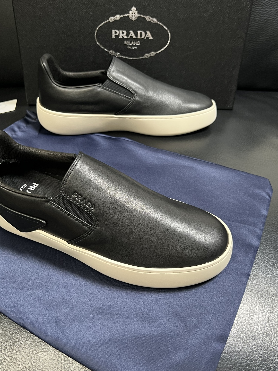 Prada  高品质  顶级工艺品，普拉达 专柜同步，原厂配置意大利进口牛皮拼布面料，进口牛皮内里垫，透