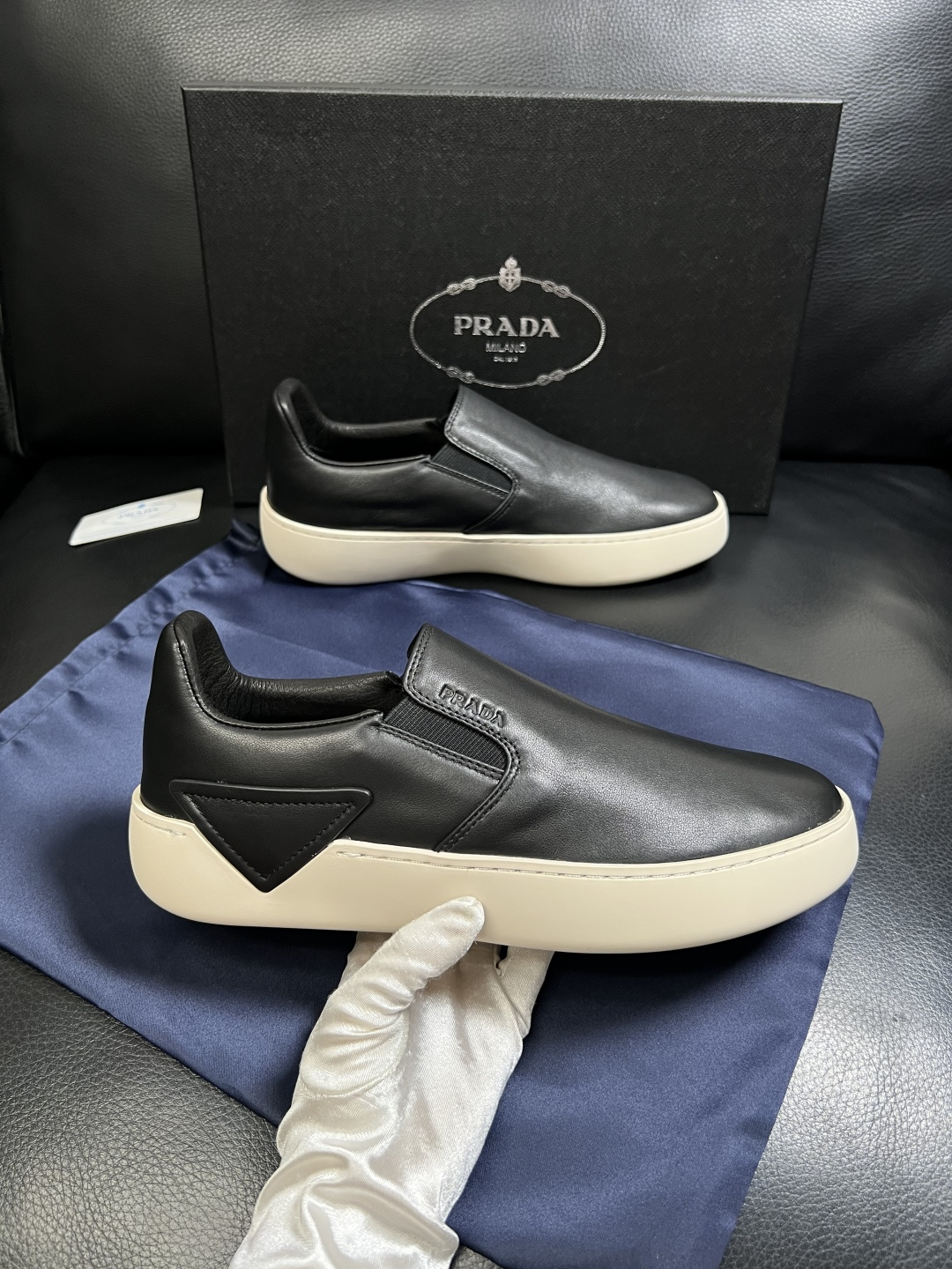 Prada  高品质  顶级工艺品，普拉达 专柜同步，原厂配置意大利进口牛皮拼布面料，进口牛皮内里垫，透