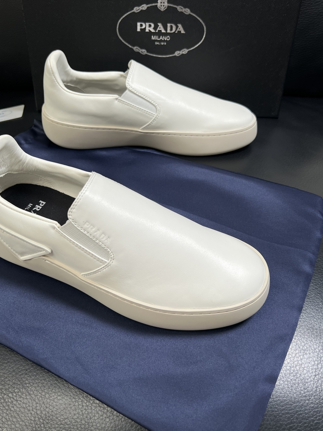 Prada  高品质  顶级工艺品，普拉达 专柜同步，原厂配置意大利进口牛皮拼布面料，进口牛皮内里垫，透