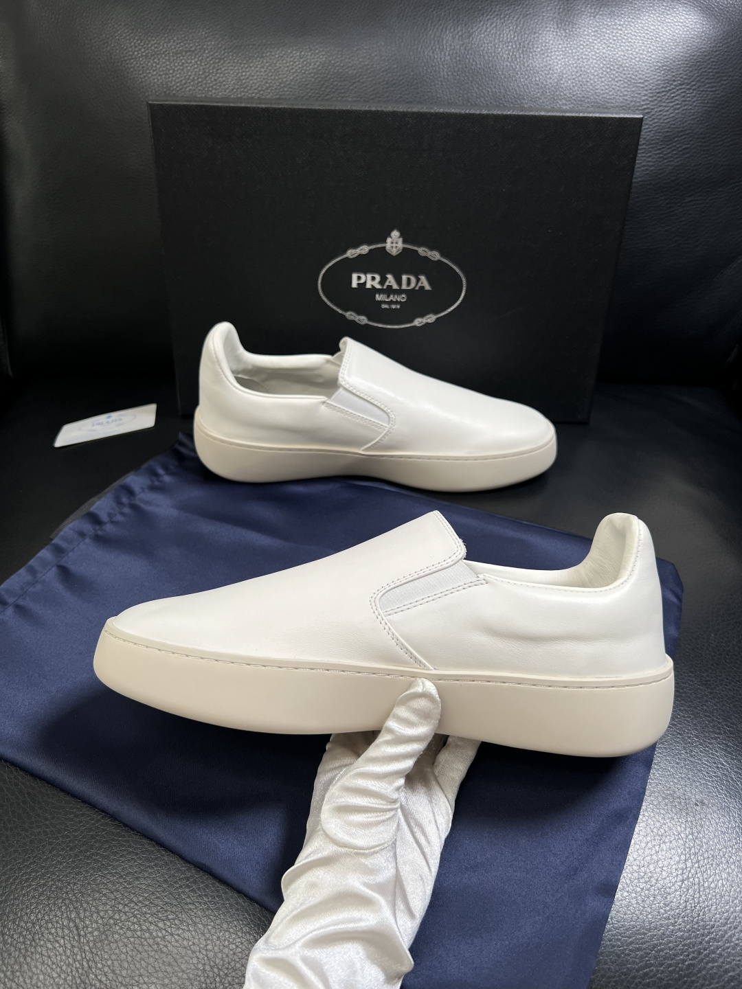 Prada  高品质  顶级工艺品，普拉达 专柜同步，原厂配置意大利进口牛皮拼布面料，进口牛皮内里垫，透