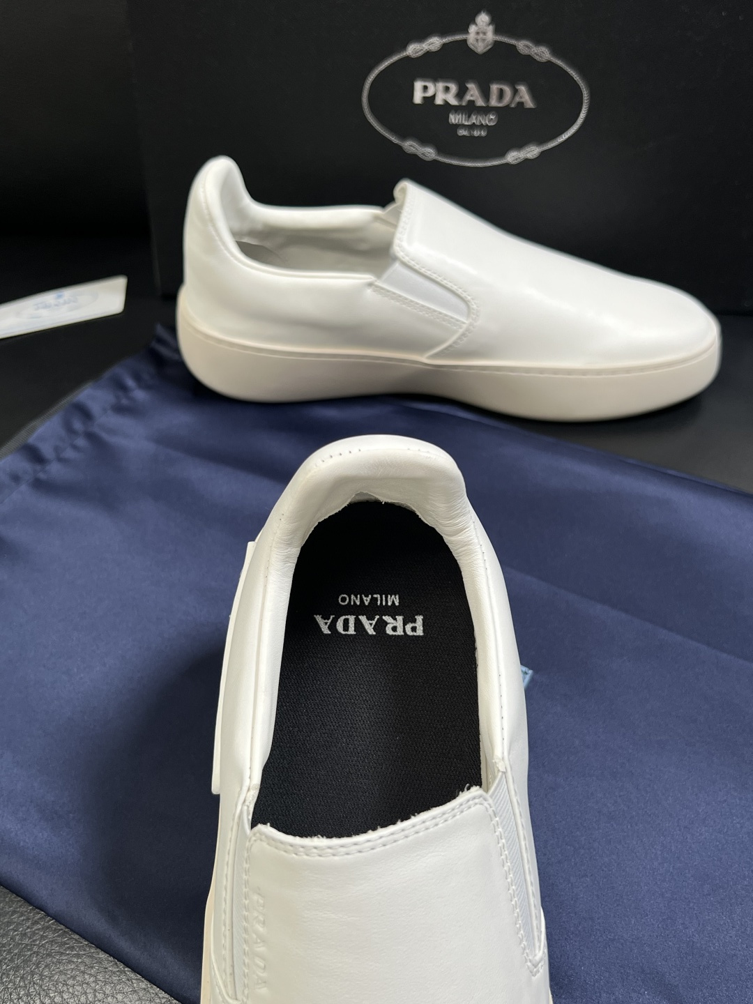 Prada  高品质  顶级工艺品，普拉达 专柜同步，原厂配置意大利进口牛皮拼布面料，进口牛皮内里垫，透