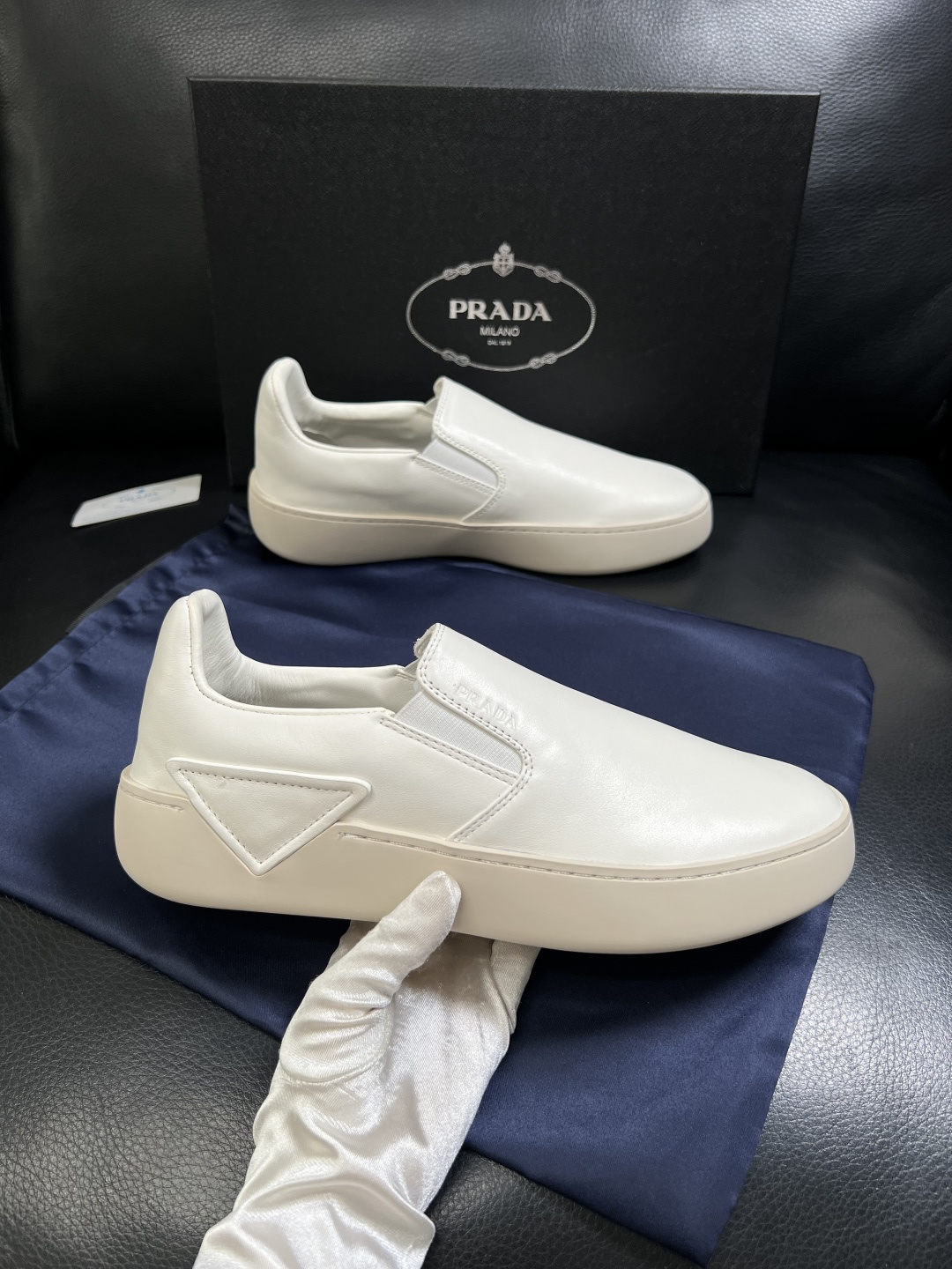 Prada  高品质  顶级工艺品，普拉达 专柜同步，原厂配置意大利进口牛皮拼布面料，进口牛皮内里垫，透
