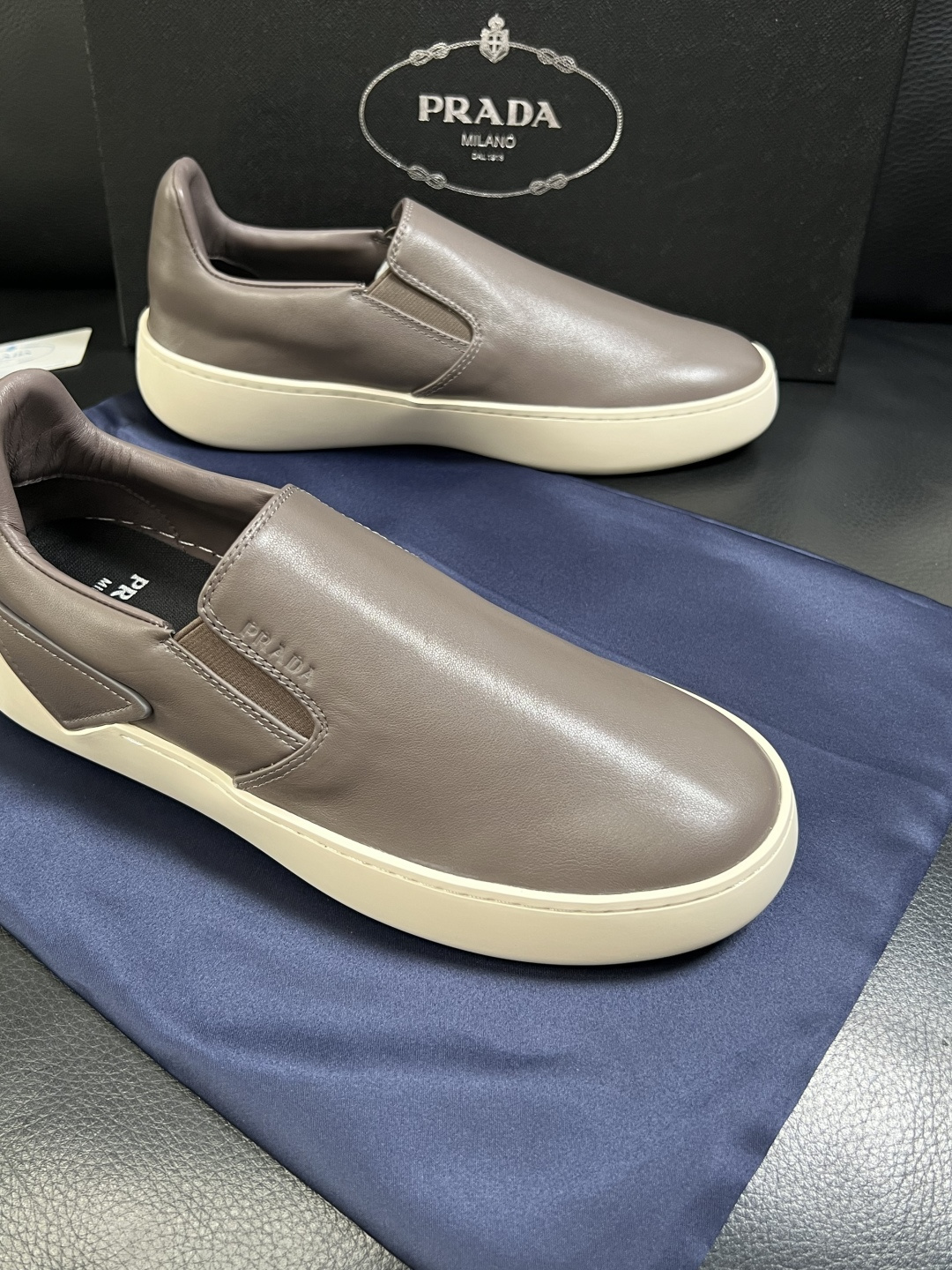 Prada  高品质  顶级工艺品，普拉达 专柜同步，原厂配置意大利进口牛皮拼布面料，进口牛皮内里垫，透