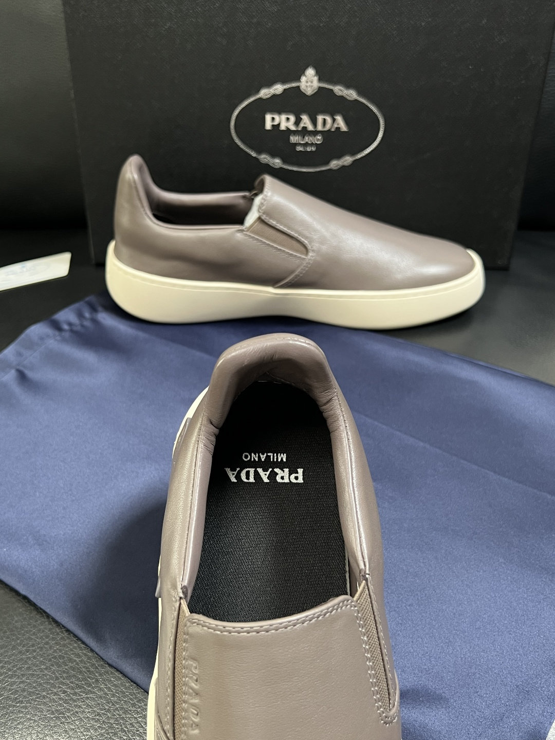 Prada  高品质  顶级工艺品，普拉达 专柜同步，原厂配置意大利进口牛皮拼布面料，进口牛皮内里垫，透
