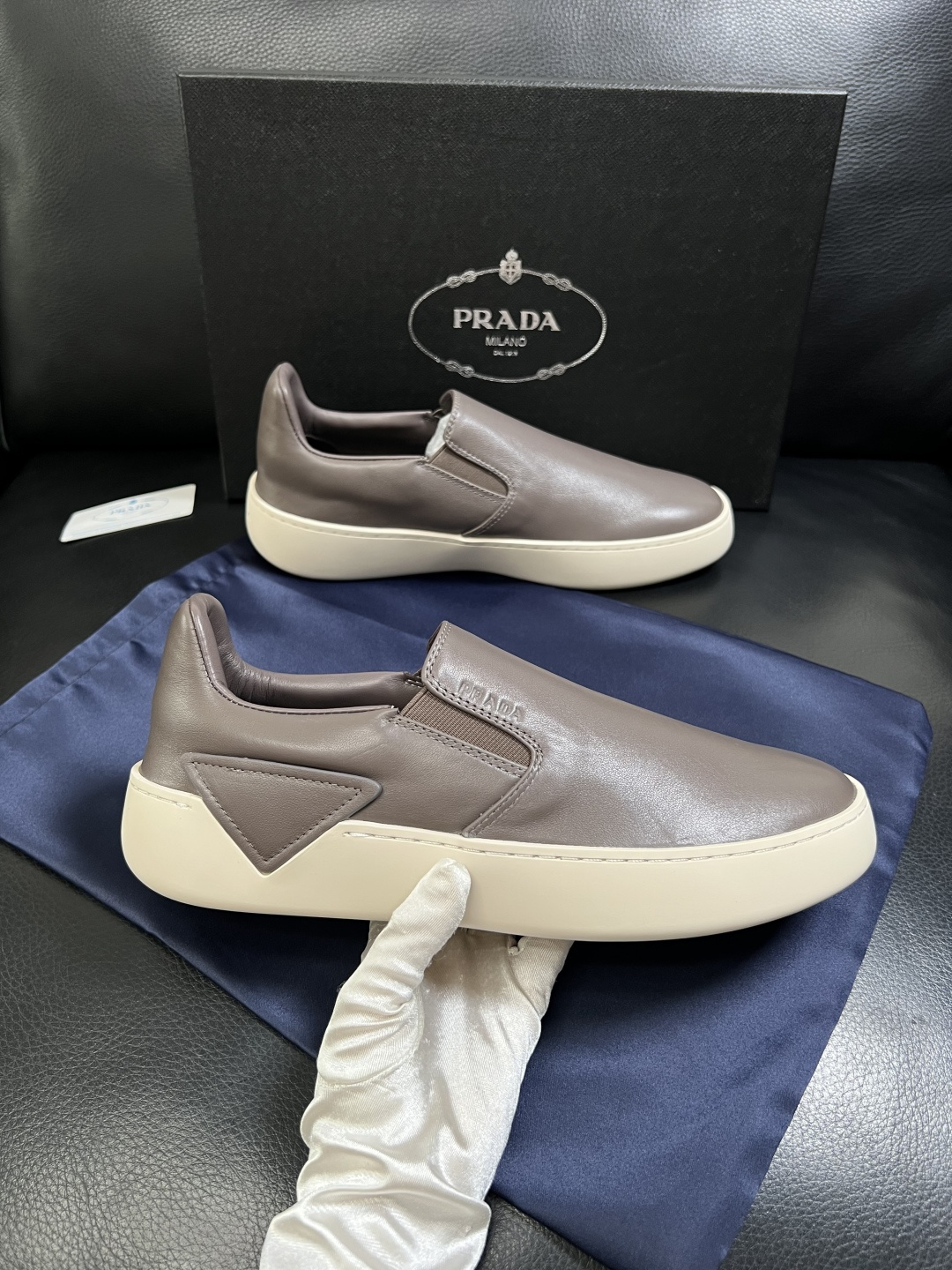 Prada  高品质  顶级工艺品，普拉达 专柜同步，原厂配置意大利进口牛皮拼布面料，进口牛皮内里垫，透