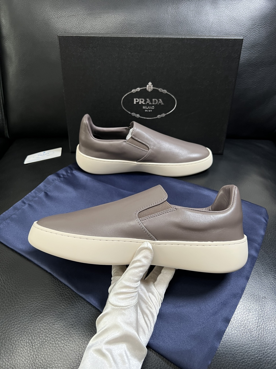 Prada  高品质  顶级工艺品，普拉达 专柜同步，原厂配置意大利进口牛皮拼布面料，进口牛皮内里垫，透