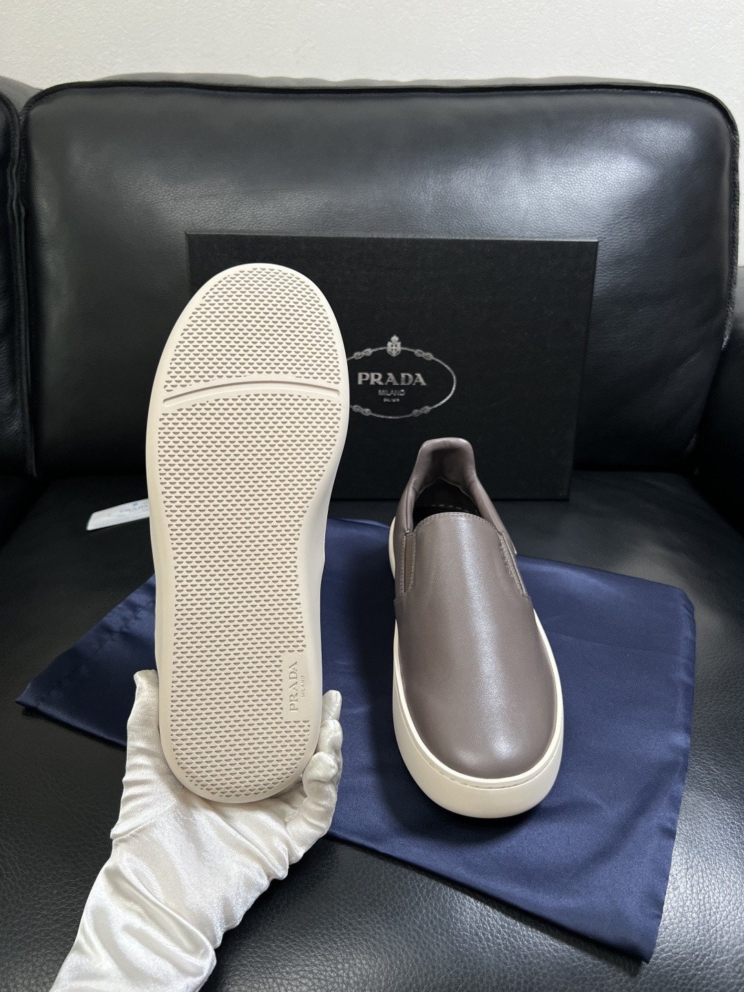 Prada  高品质  顶级工艺品，普拉达 专柜同步，原厂配置意大利进口牛皮拼布面料，进口牛皮内里垫，透