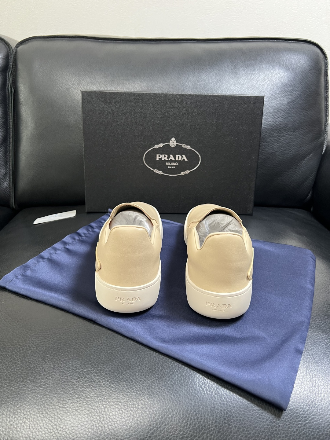Prada  高品质  顶级工艺品，普拉达 专柜同步，原厂配置意大利进口牛皮拼布面料，进口牛皮内里垫，透