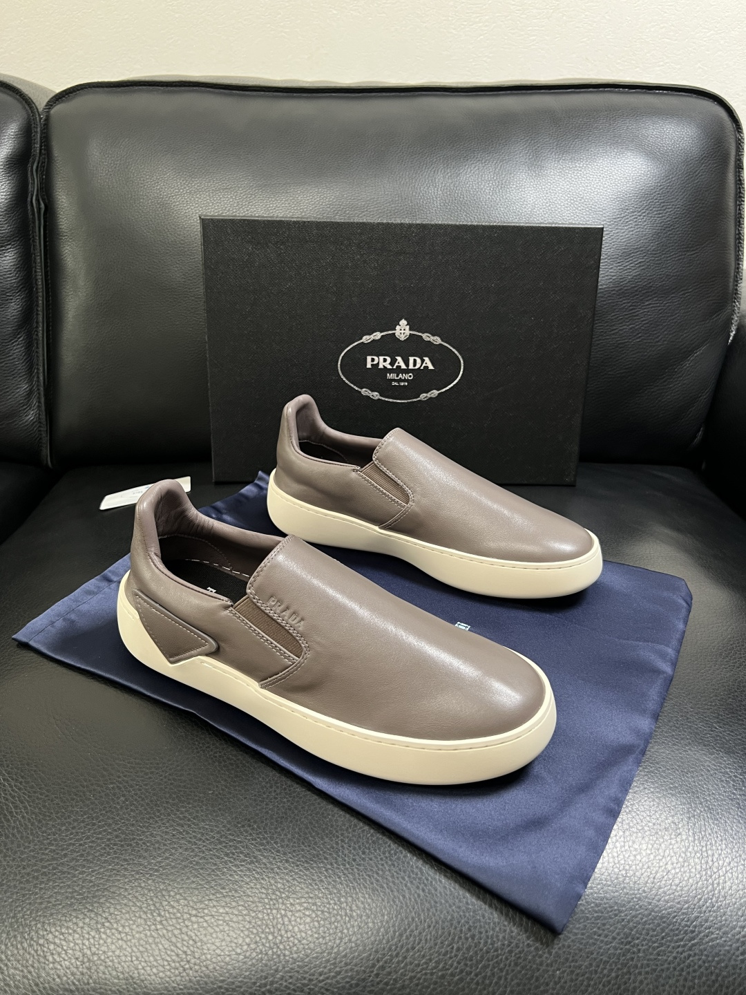 Prada  高品质  顶级工艺品，普拉达 专柜同步，原厂配置意大利进口牛皮拼布面料，进口牛皮内里垫，透
