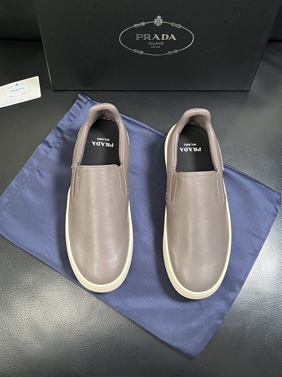 Prada  高品质  顶级工艺品，普拉达 专柜同步，原厂配置意大利进口牛皮拼布面料，进口牛皮内里垫，透