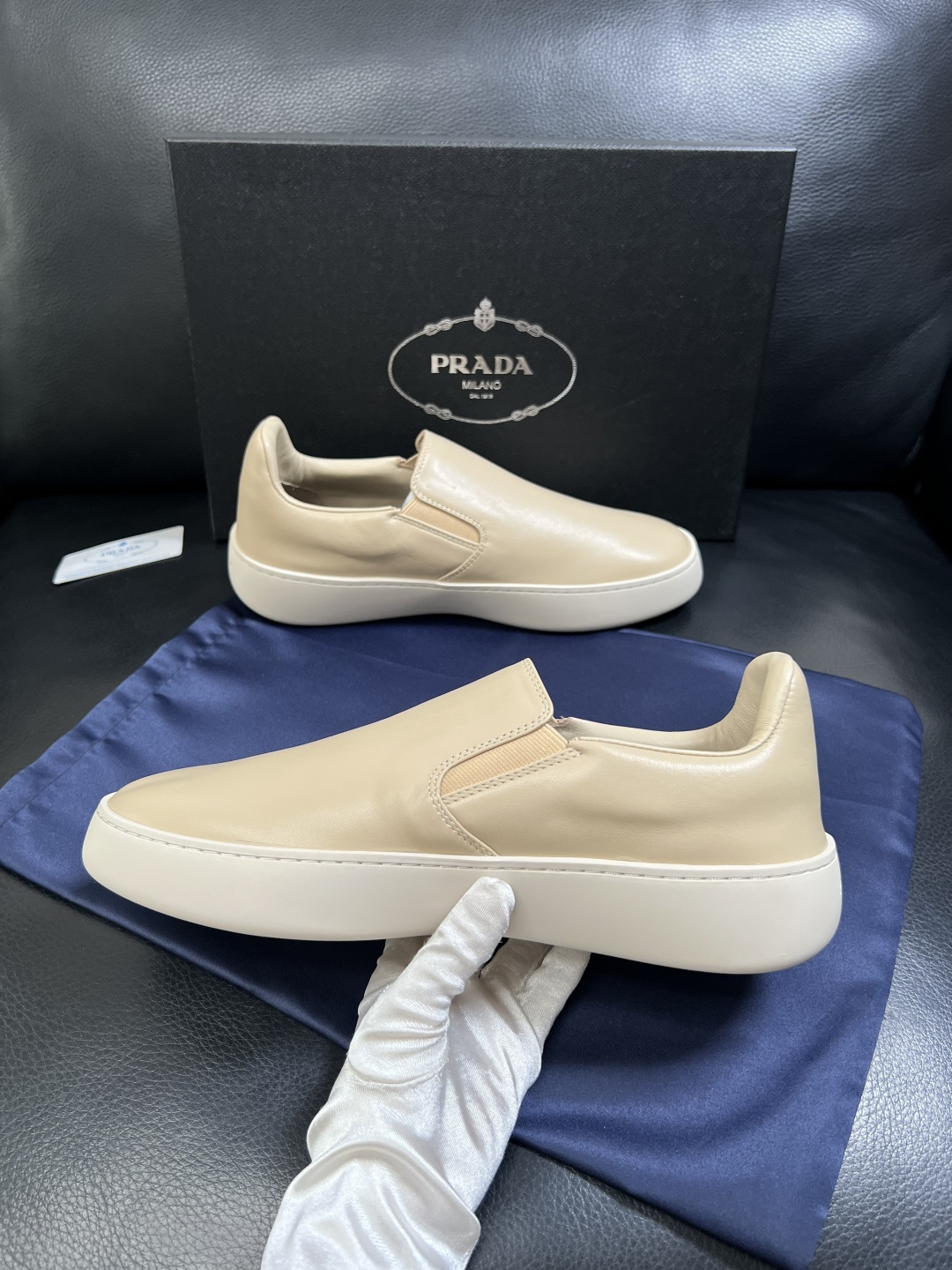 Prada  高品质  顶级工艺品，普拉达 专柜同步，原厂配置意大利进口牛皮拼布面料，进口牛皮内里垫，透