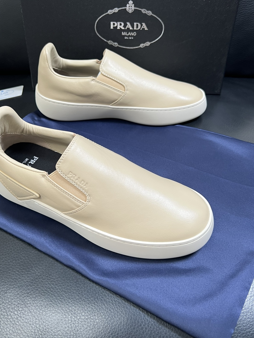 Prada  高品质  顶级工艺品，普拉达 专柜同步，原厂配置意大利进口牛皮拼布面料，进口牛皮内里垫，透