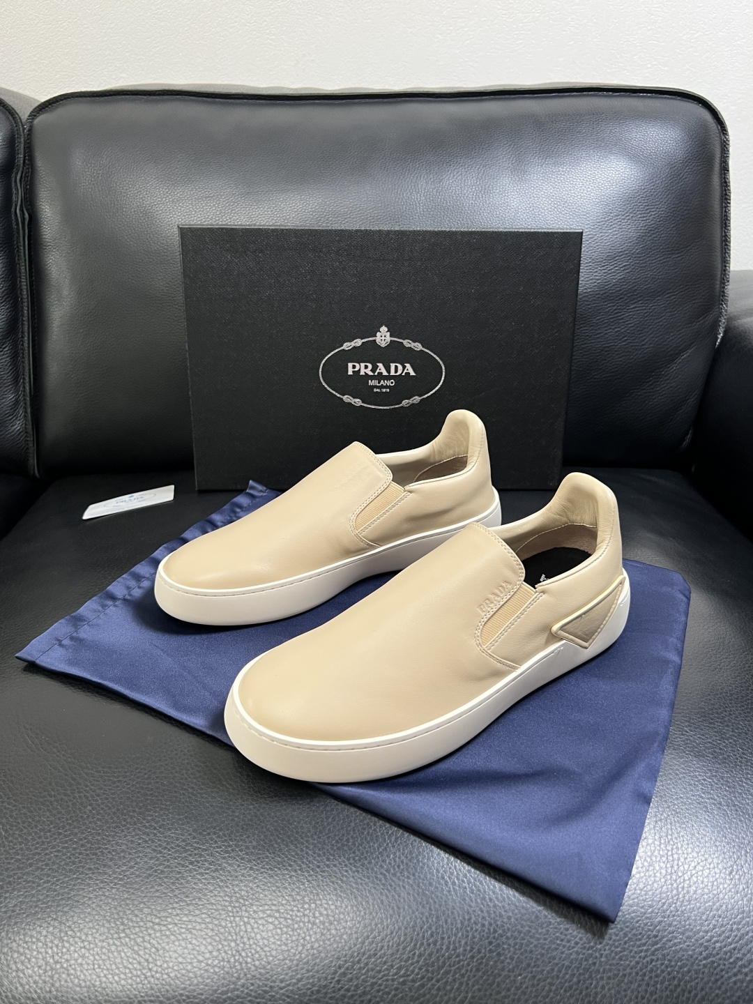 Prada  高品质  顶级工艺品，普拉达 专柜同步，原厂配置意大利进口牛皮拼布面料，进口牛皮内里垫，透