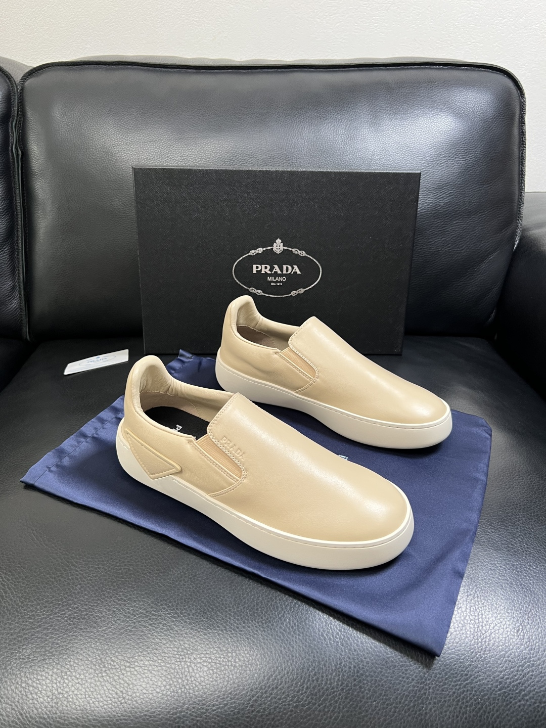 Prada  高品质  顶级工艺品，普拉达 专柜同步，原厂配置意大利进口牛皮拼布面料，进口牛皮内里垫，透