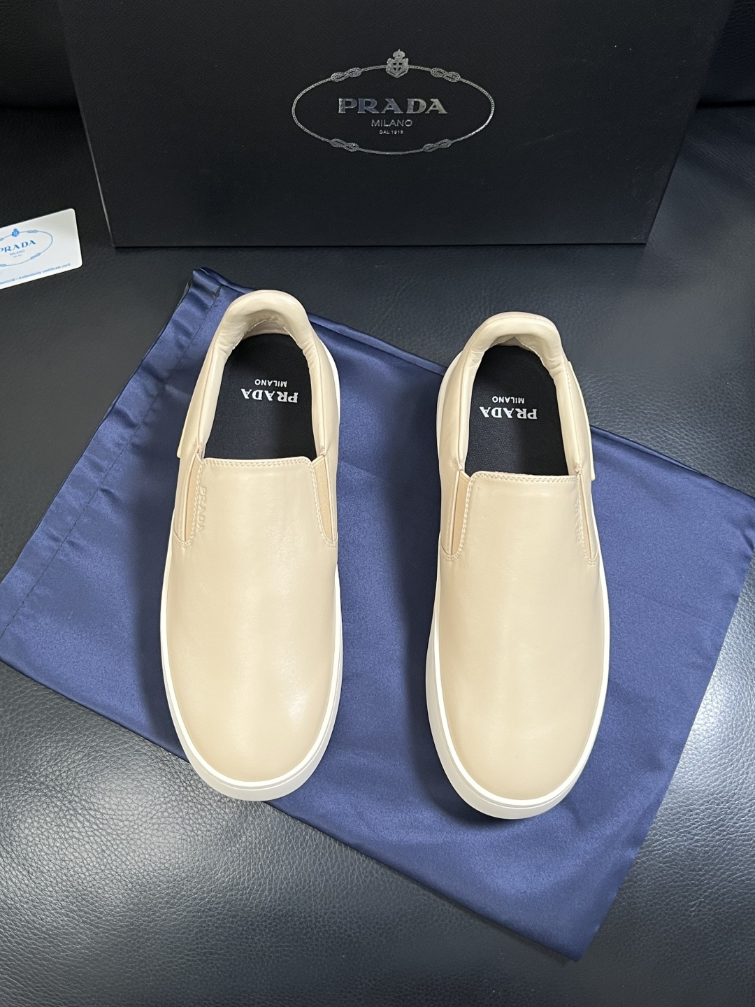 Prada  高品质  顶级工艺品，普拉达 专柜同步，原厂配置意大利进口牛皮拼布面料，进口牛皮内里垫，透