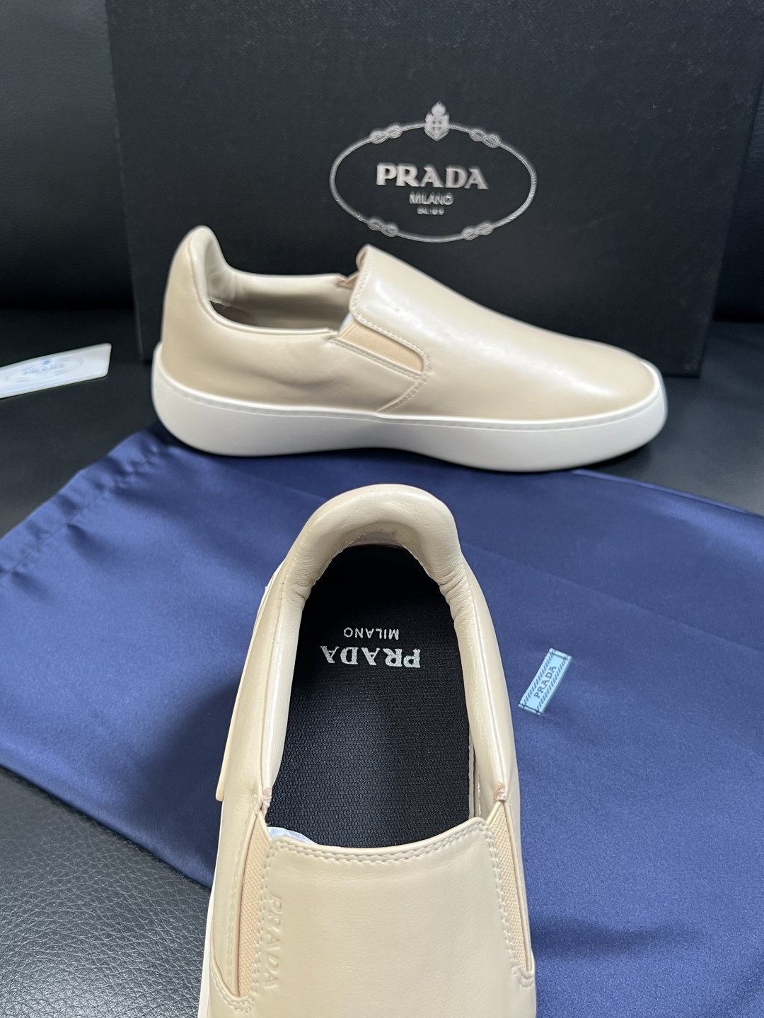Prada  高品质  顶级工艺品，普拉达 专柜同步，原厂配置意大利进口牛皮拼布面料，进口牛皮内里垫，透