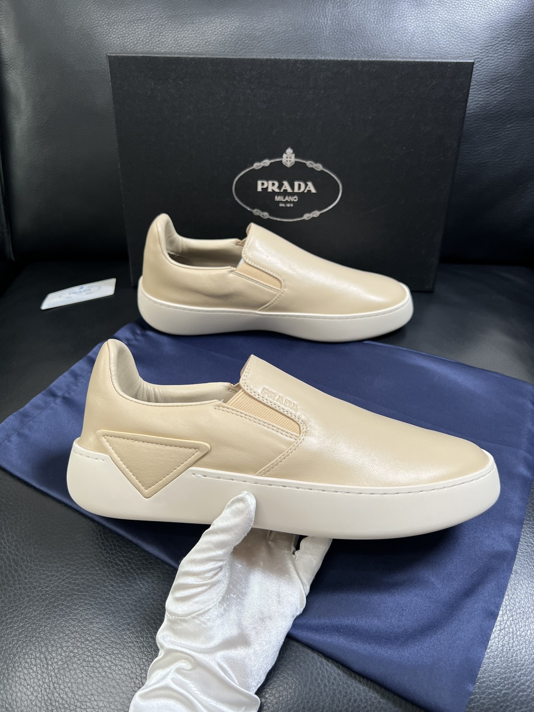 Prada  高品质  顶级工艺品，普拉达 专柜同步，原厂配置意大利进口牛皮拼布面料，进口牛皮内里垫，透