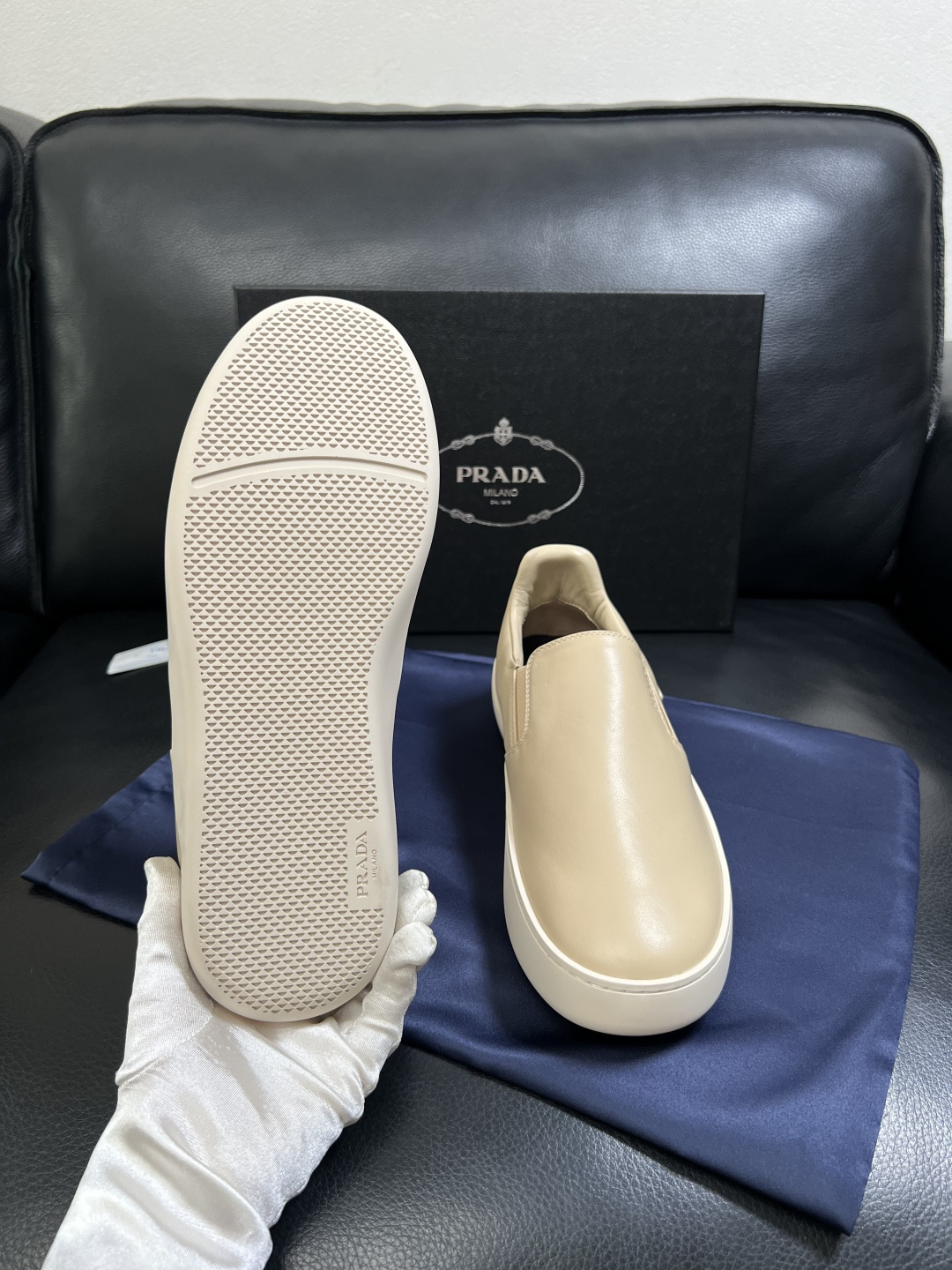 Prada  高品质  顶级工艺品，普拉达 专柜同步，原厂配置意大利进口牛皮拼布面料，进口牛皮内里垫，透