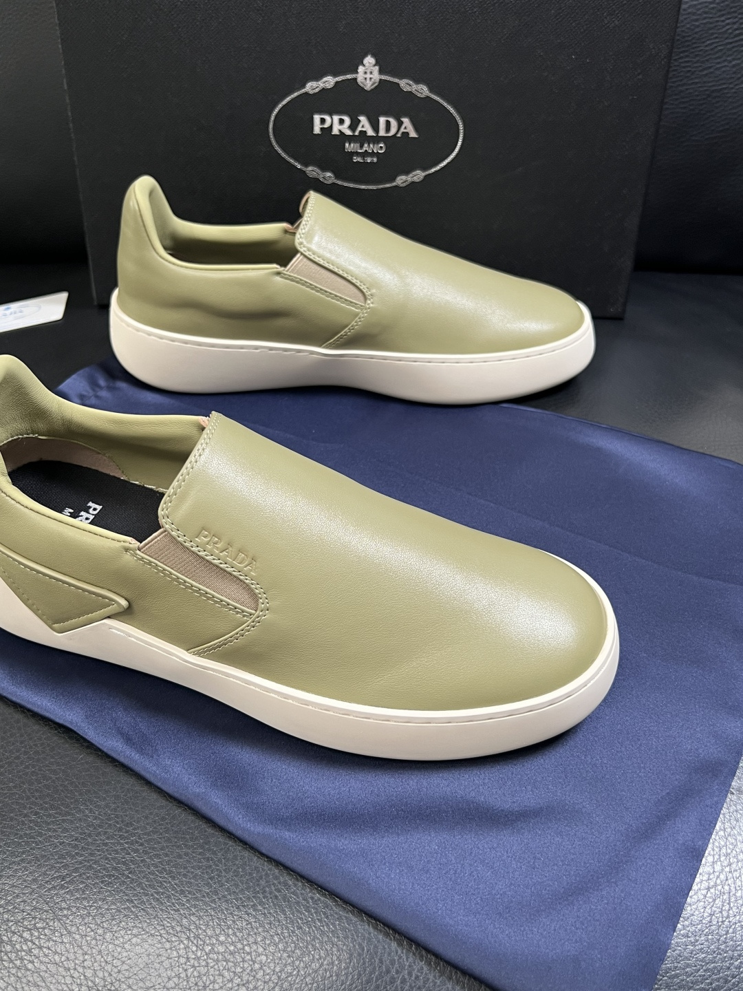 Prada  高品质  顶级工艺品，普拉达 专柜同步，原厂配置意大利进口牛皮拼布面料，进口牛皮内里垫，透