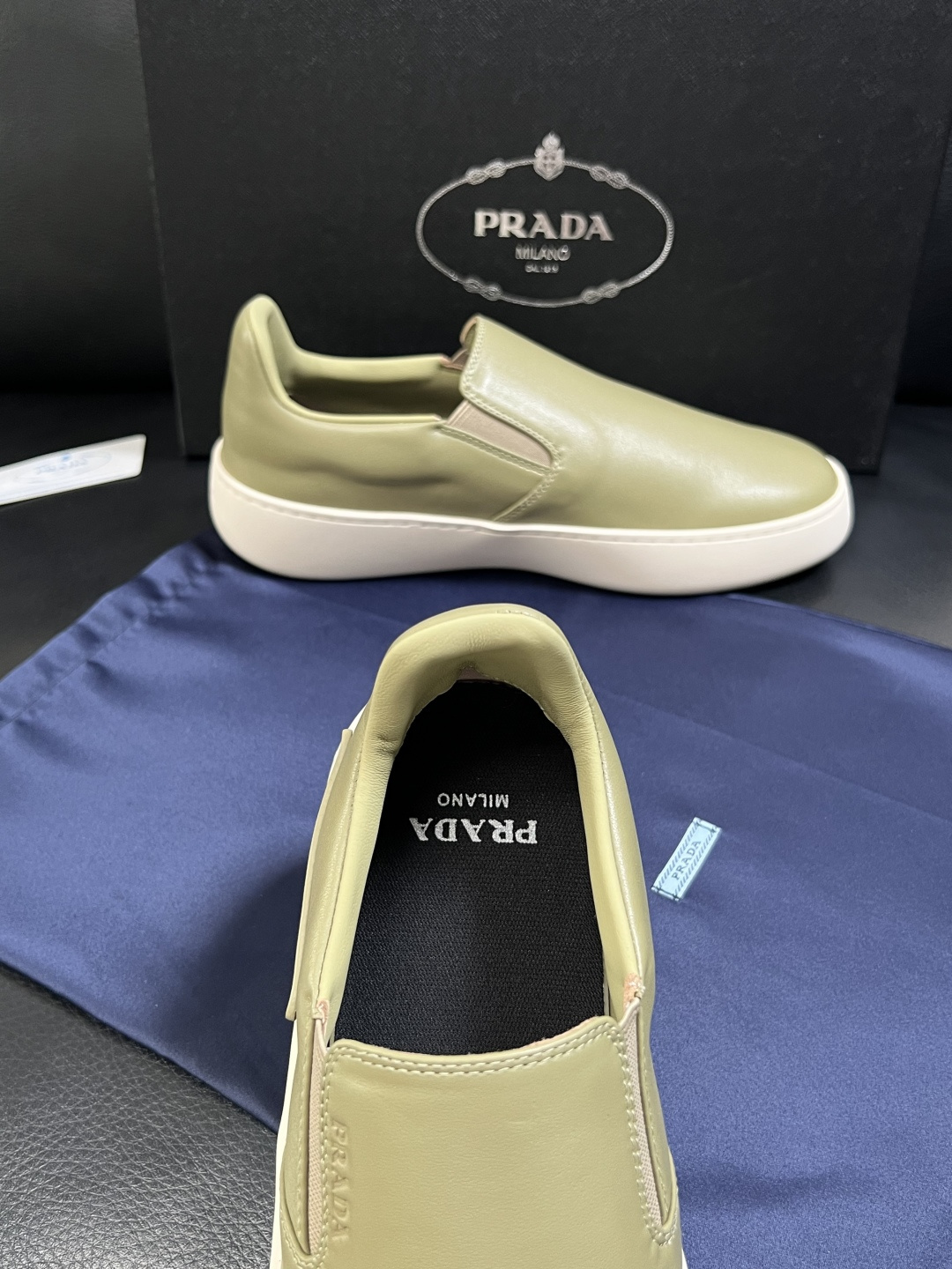 Prada  高品质  顶级工艺品，普拉达 专柜同步，原厂配置意大利进口牛皮拼布面料，进口牛皮内里垫，透