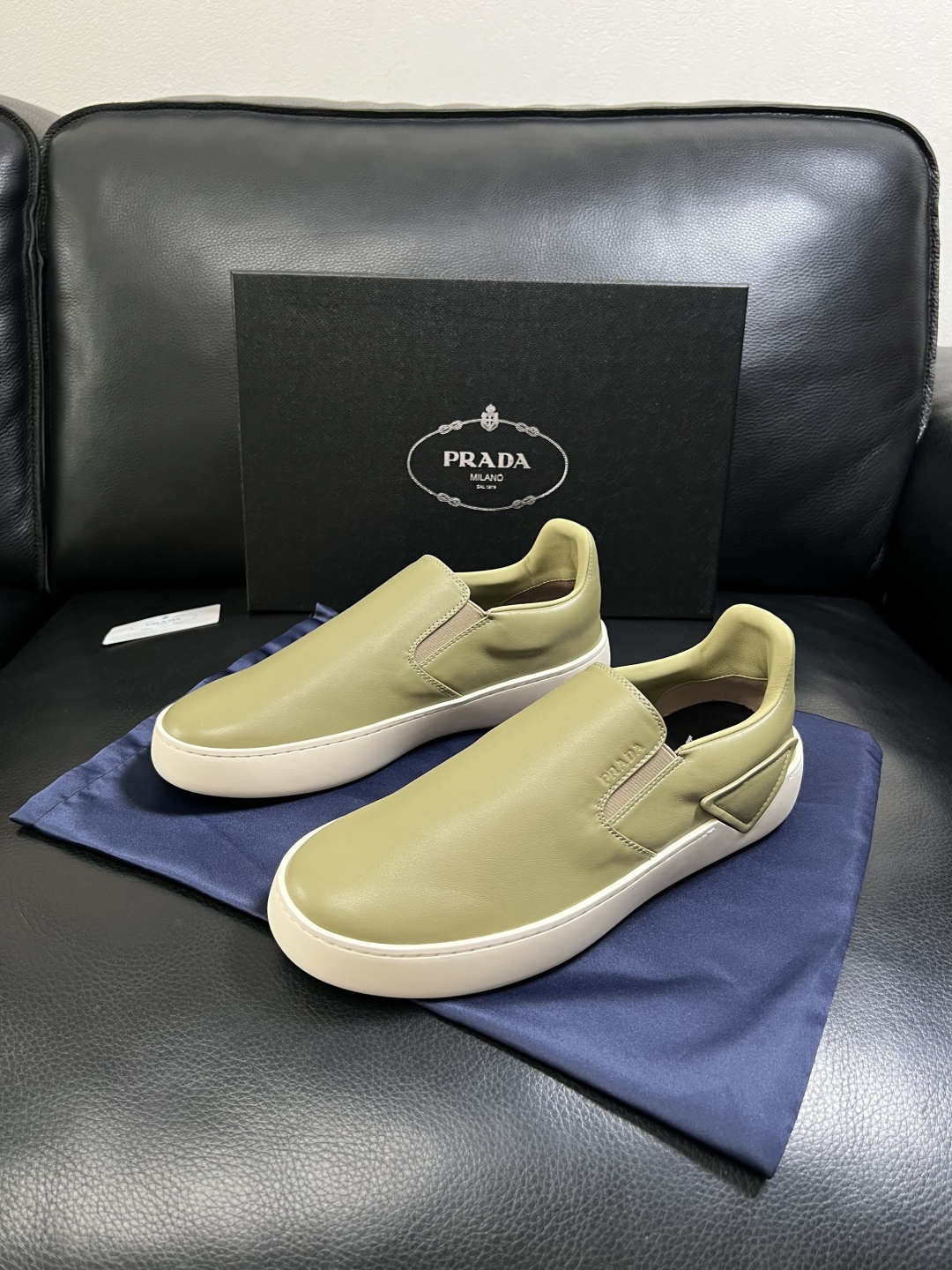 Prada  高品质  顶级工艺品，普拉达 专柜同步，原厂配置意大利进口牛皮拼布面料，进口牛皮内里垫，透