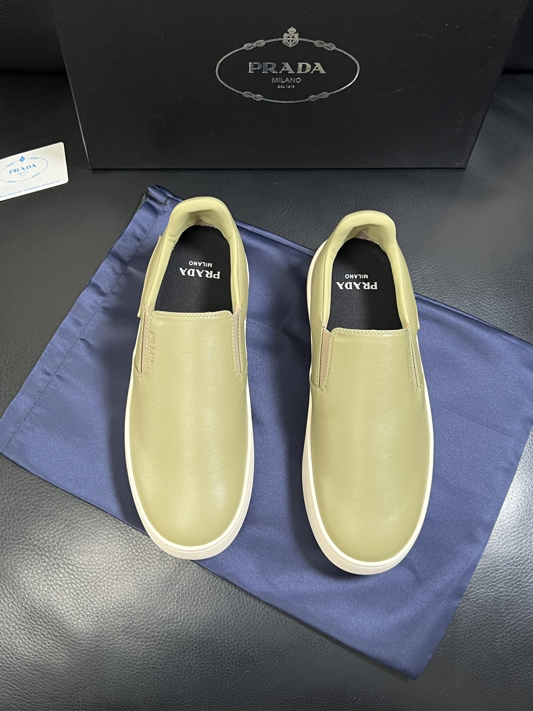 Prada  高品质  顶级工艺品，普拉达 专柜同步，原厂配置意大利进口牛皮拼布面料，进口牛皮内里垫，透