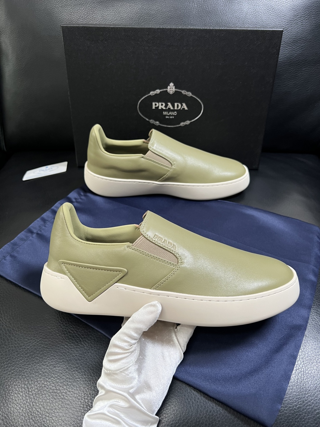 Prada  高品质  顶级工艺品，普拉达 专柜同步，原厂配置意大利进口牛皮拼布面料，进口牛皮内里垫，透
