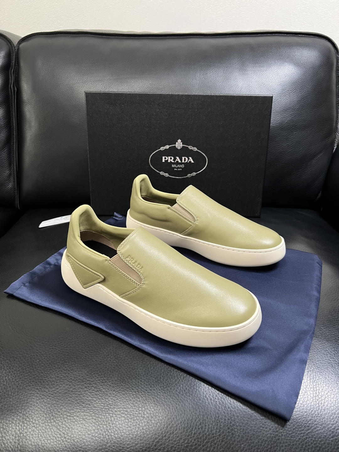 Prada  高品质  顶级工艺品，普拉达 专柜同步，原厂配置意大利进口牛皮拼布面料，进口牛皮内里垫，透
