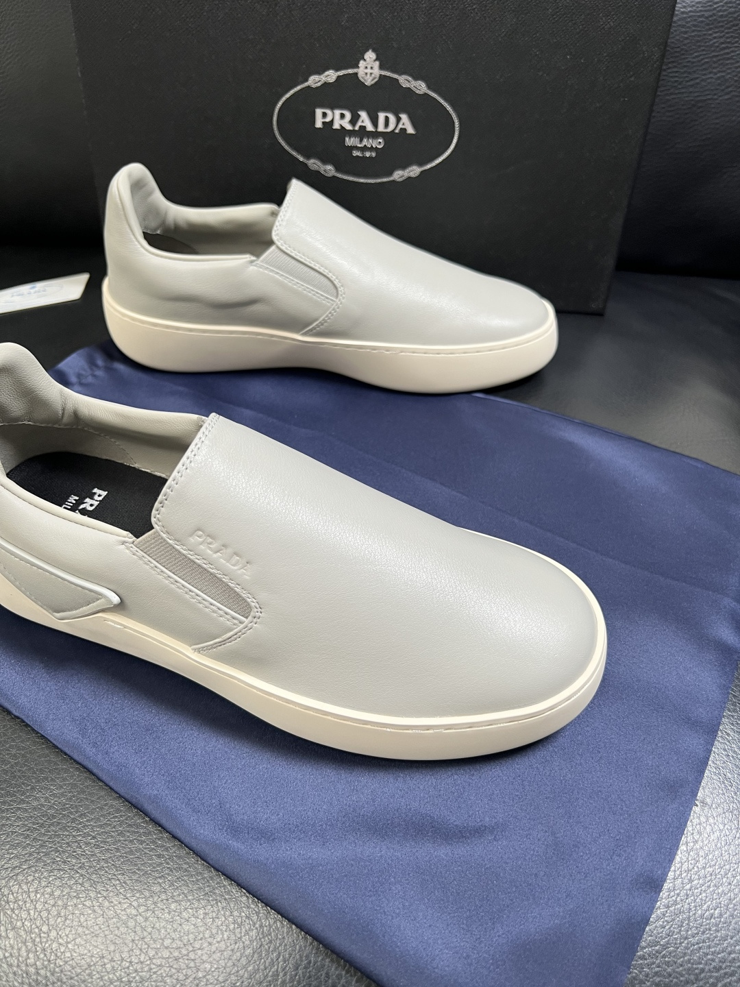Prada  高品质  顶级工艺品，普拉达 专柜同步，原厂配置意大利进口牛皮拼布面料，进口牛皮内里垫，透