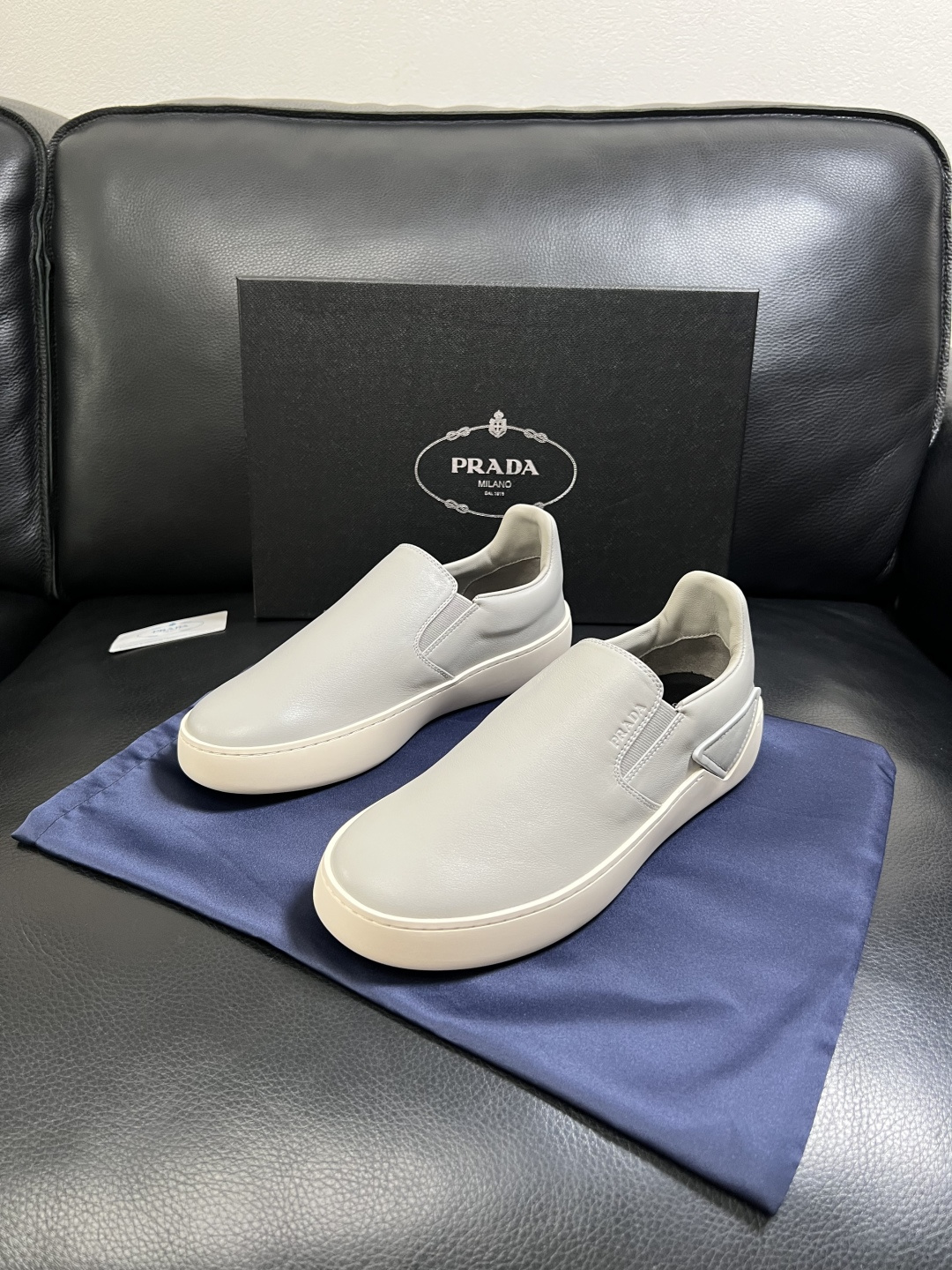 Prada  高品质  顶级工艺品，普拉达 专柜同步，原厂配置意大利进口牛皮拼布面料，进口牛皮内里垫，透