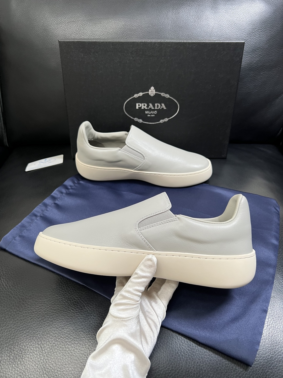 Prada  高品质  顶级工艺品，普拉达 专柜同步，原厂配置意大利进口牛皮拼布面料，进口牛皮内里垫，透