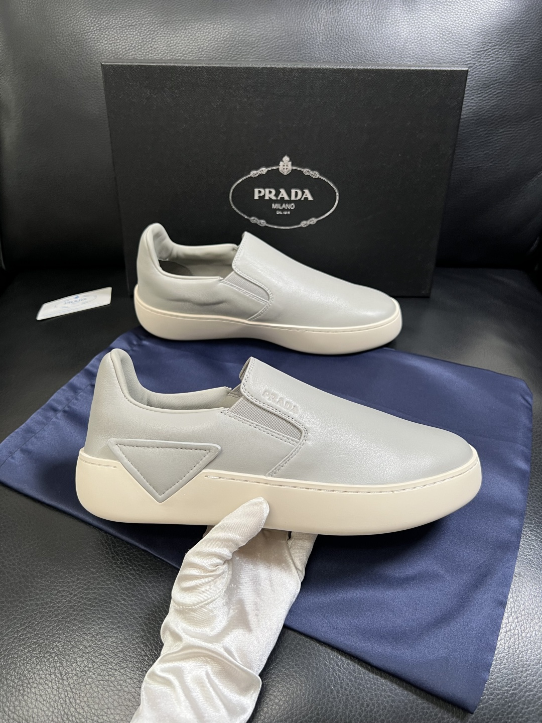 Prada  高品质  顶级工艺品，普拉达 专柜同步，原厂配置意大利进口牛皮拼布面料，进口牛皮内里垫，透