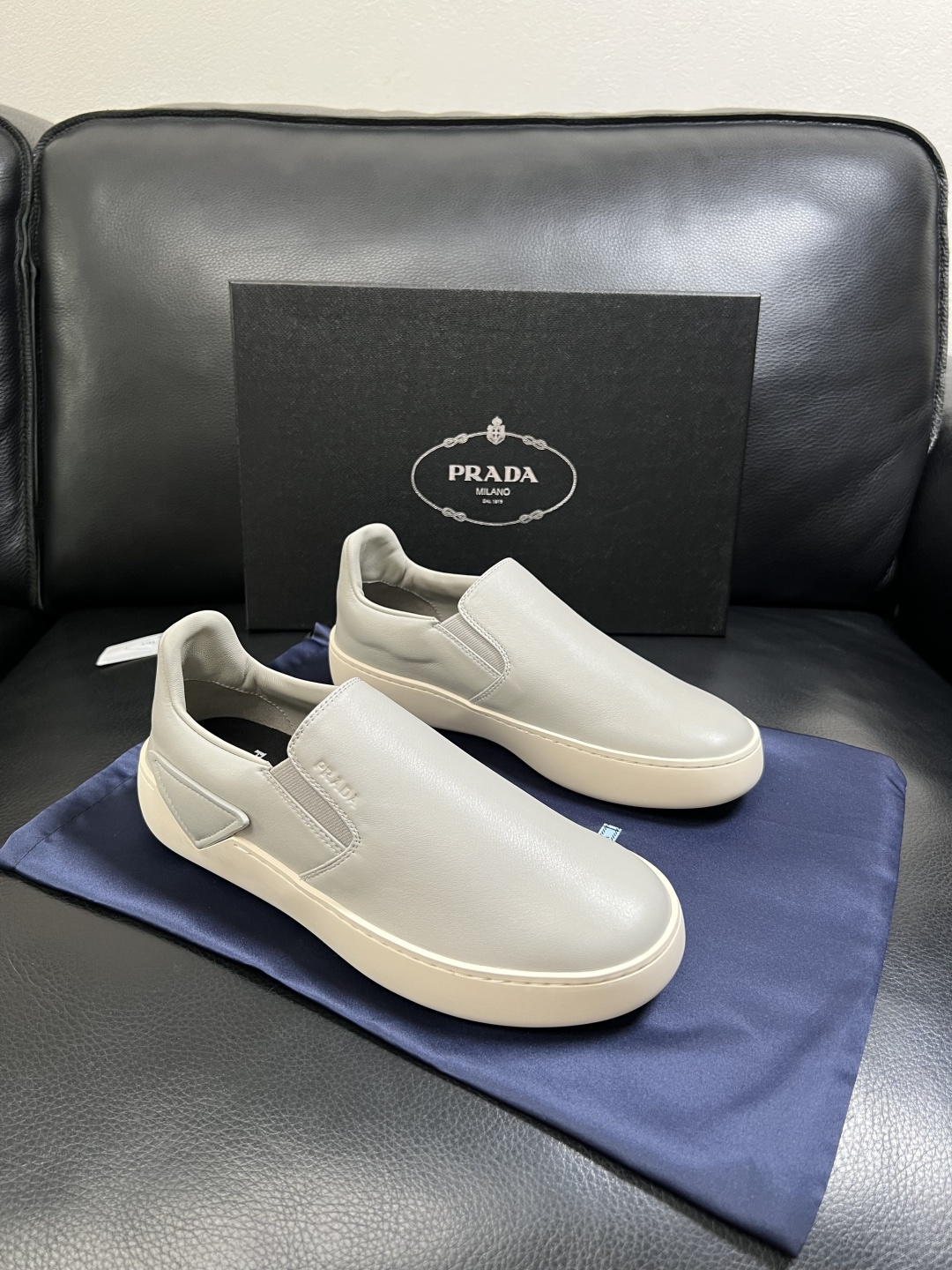 Prada  高品质  顶级工艺品，普拉达 专柜同步，原厂配置意大利进口牛皮拼布面料，进口牛皮内里垫，透