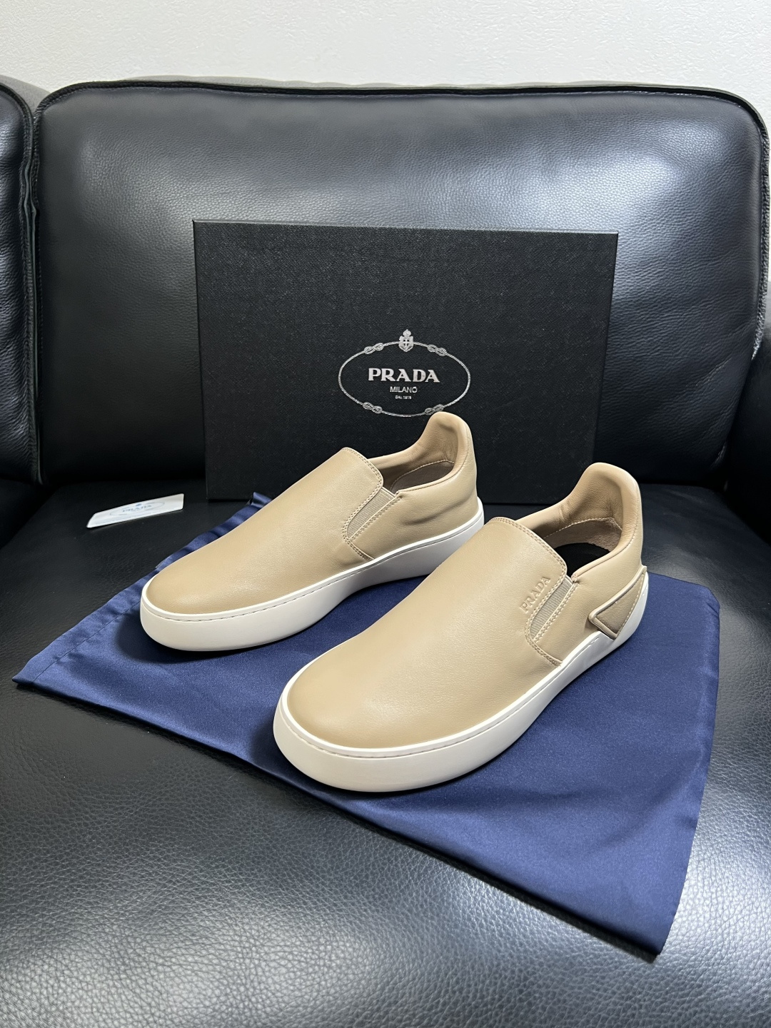 Prada  高品质  顶级工艺品，普拉达 专柜同步，原厂配置意大利进口牛皮拼布面料，进口牛皮内里垫，透