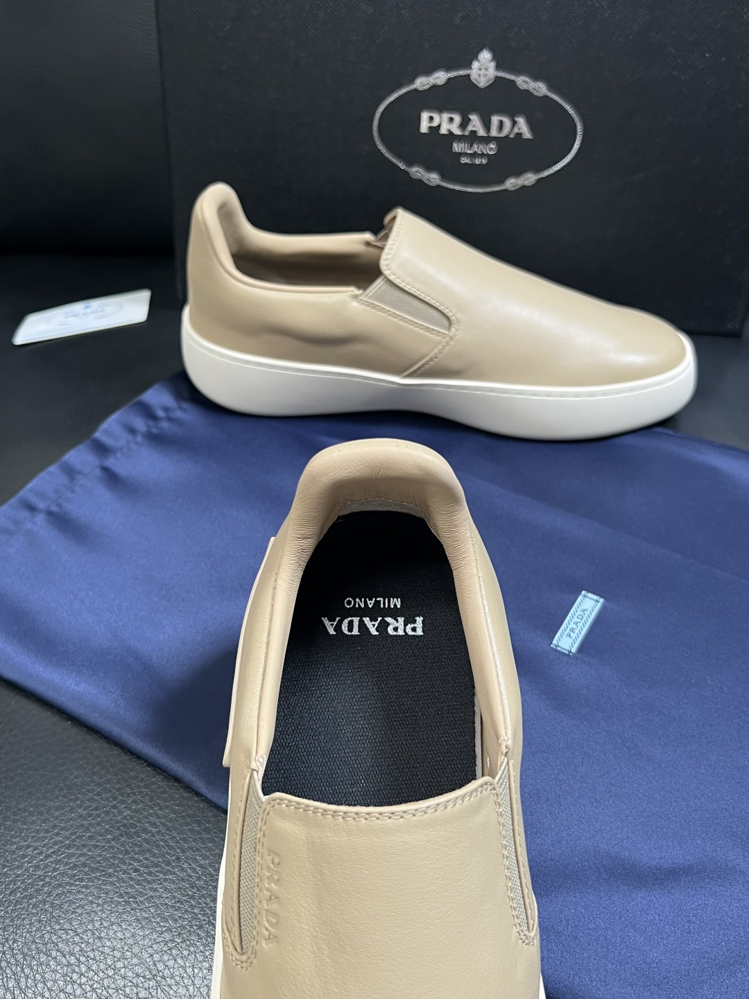 Prada  高品质  顶级工艺品，普拉达 专柜同步，原厂配置意大利进口牛皮拼布面料，进口牛皮内里垫，透