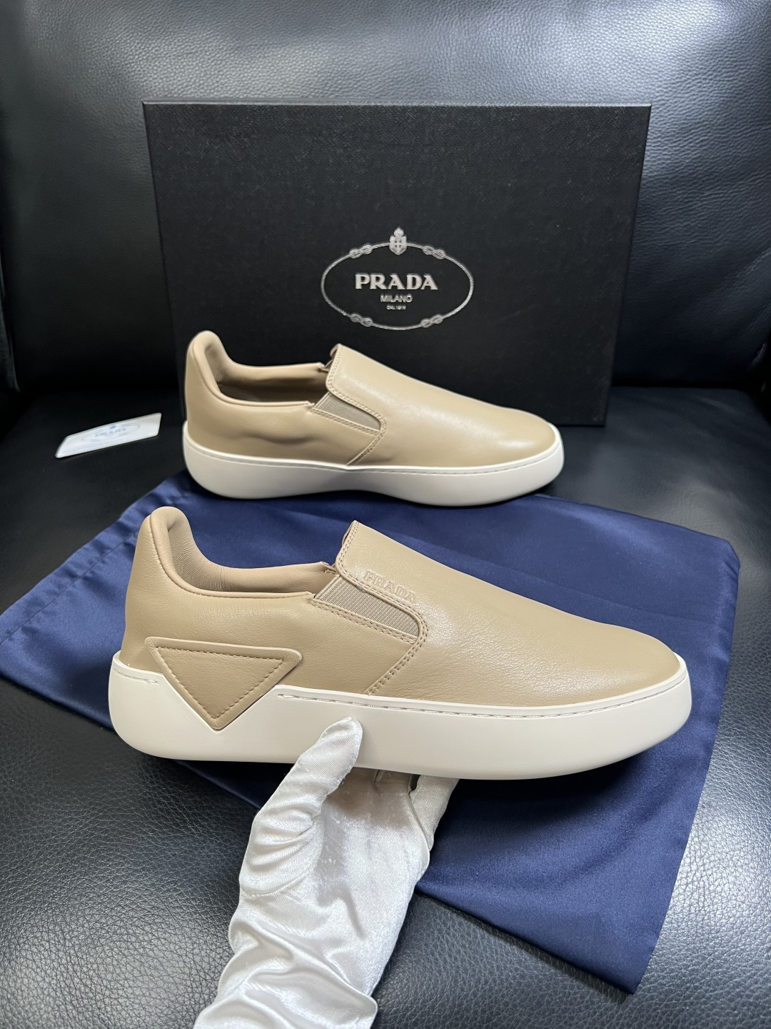 Prada  高品质  顶级工艺品，普拉达 专柜同步，原厂配置意大利进口牛皮拼布面料，进口牛皮内里垫，透