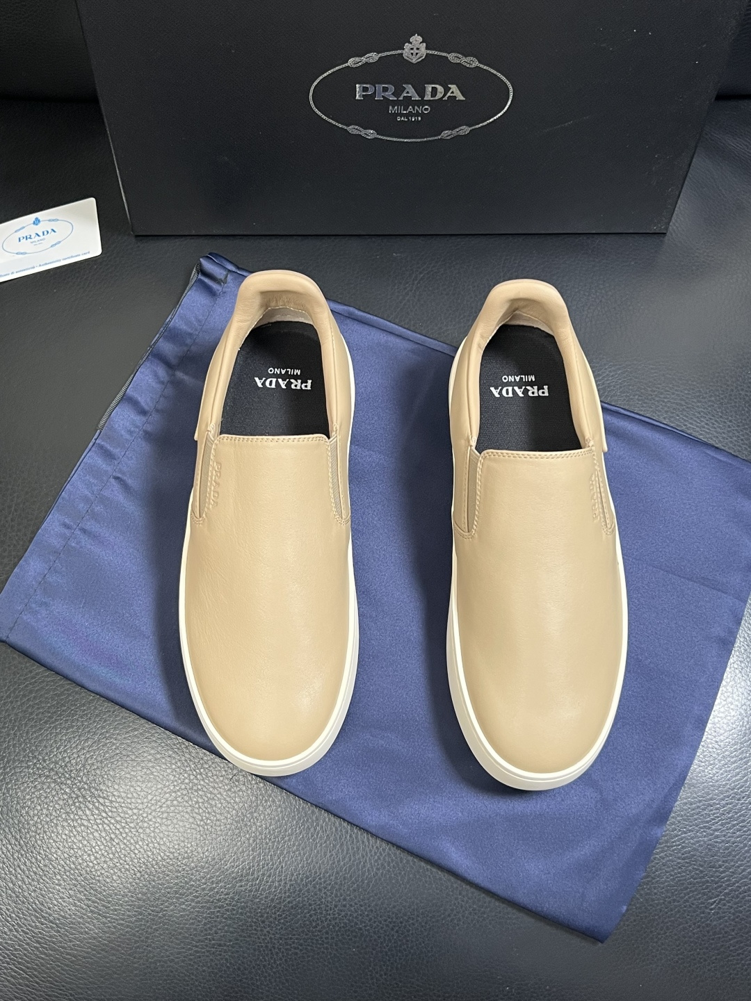 Prada  高品质  顶级工艺品，普拉达 专柜同步，原厂配置意大利进口牛皮拼布面料，进口牛皮内里垫，透
