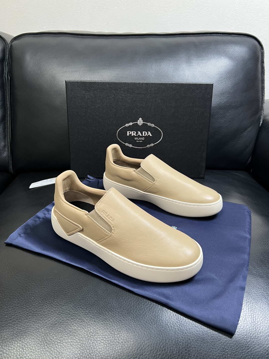 Prada  高品质  顶级工艺品，普拉达 专柜同步，原厂配置意大利进口牛皮拼布面料，进口牛皮内里垫，透