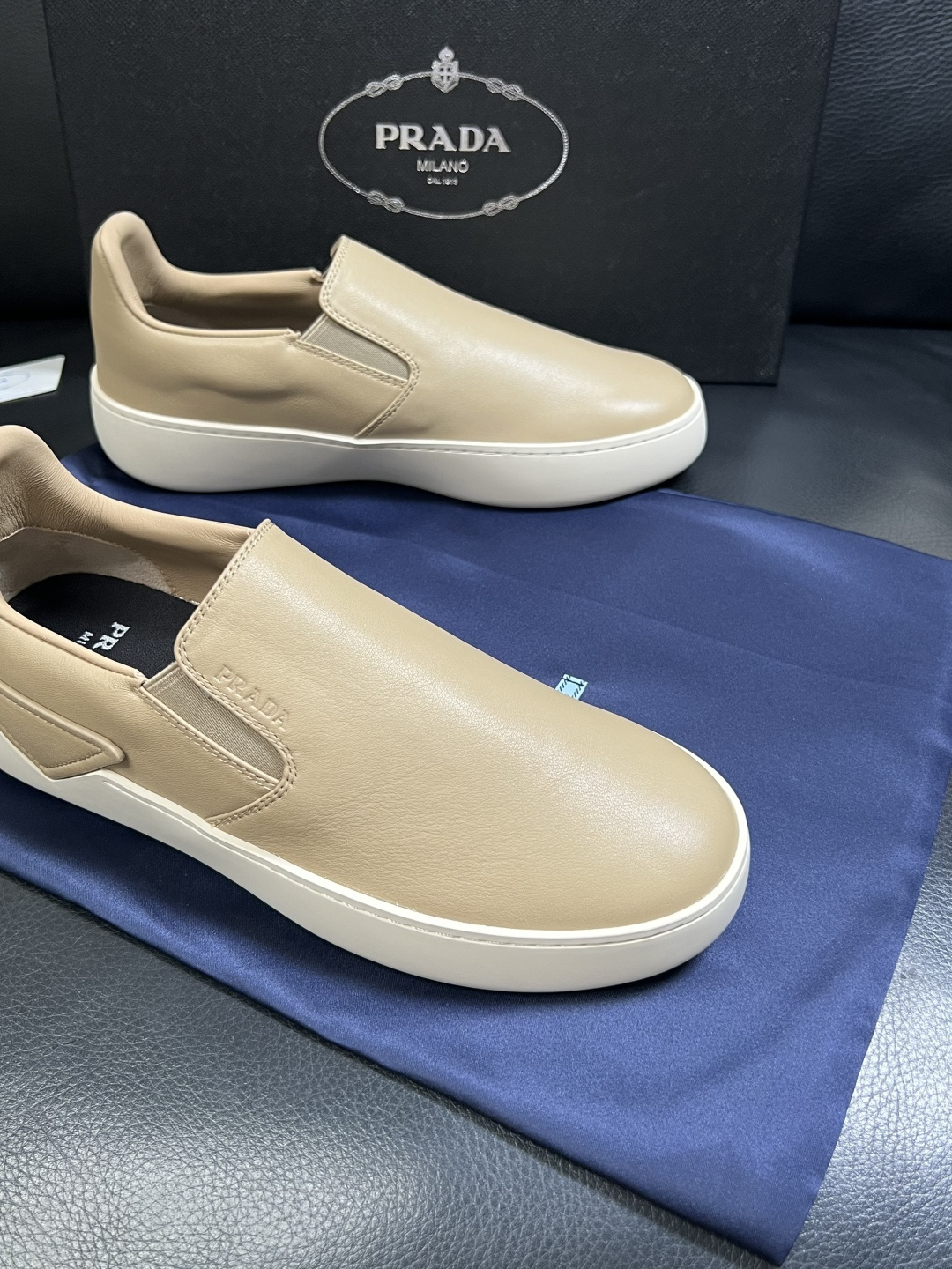 Prada  高品质  顶级工艺品，普拉达 专柜同步，原厂配置意大利进口牛皮拼布面料，进口牛皮内里垫，透