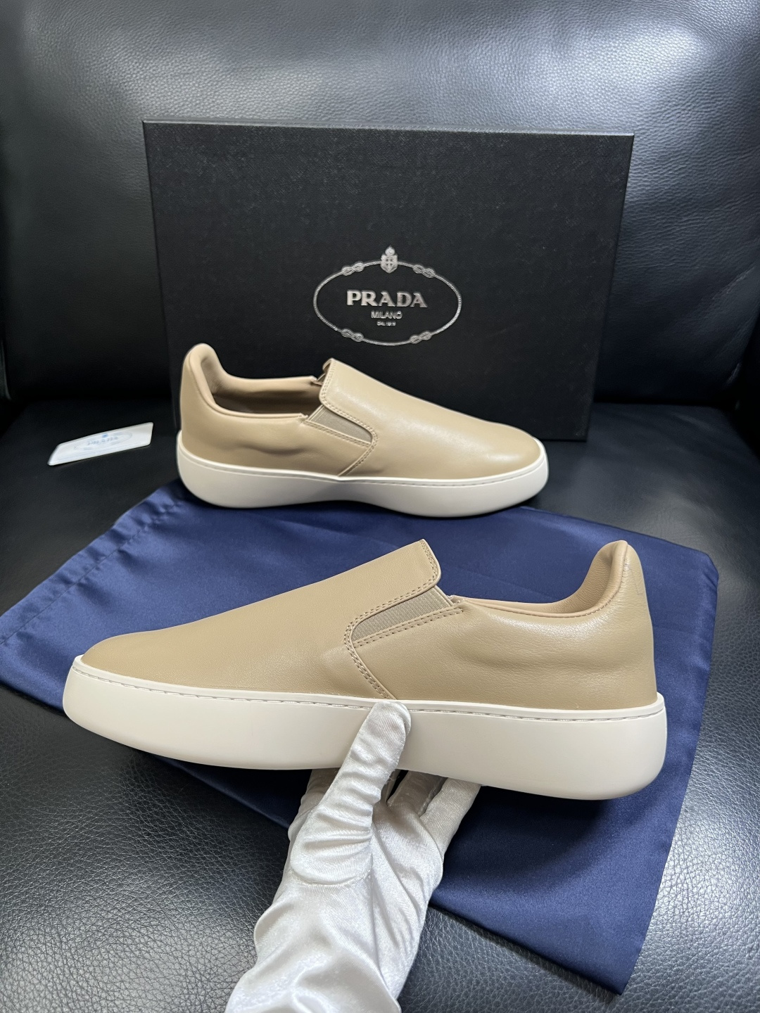 Prada  高品质  顶级工艺品，普拉达 专柜同步，原厂配置意大利进口牛皮拼布面料，进口牛皮内里垫，透