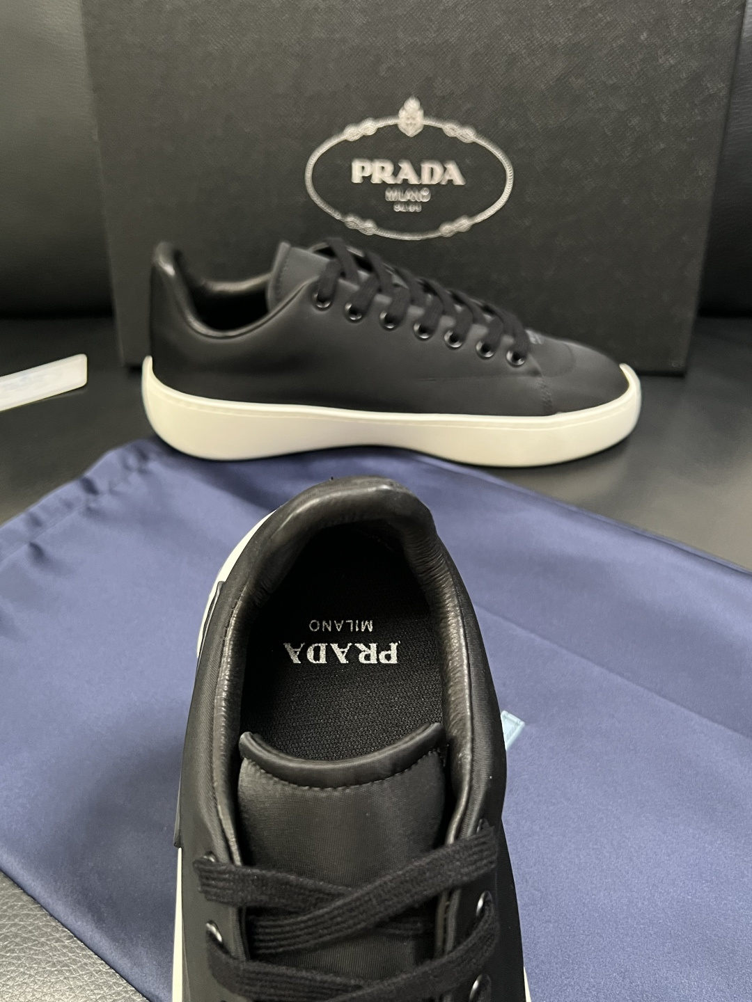 Prada  高品质  顶级工艺品，普拉达 专柜同步，原厂配置意大利进口牛皮拼布面料，进口牛皮内里垫，透