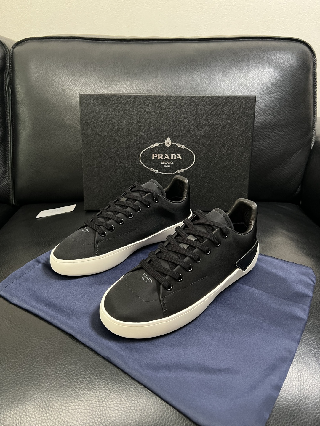 Prada  高品质  顶级工艺品，普拉达 专柜同步，原厂配置意大利进口牛皮拼布面料，进口牛皮内里垫，透