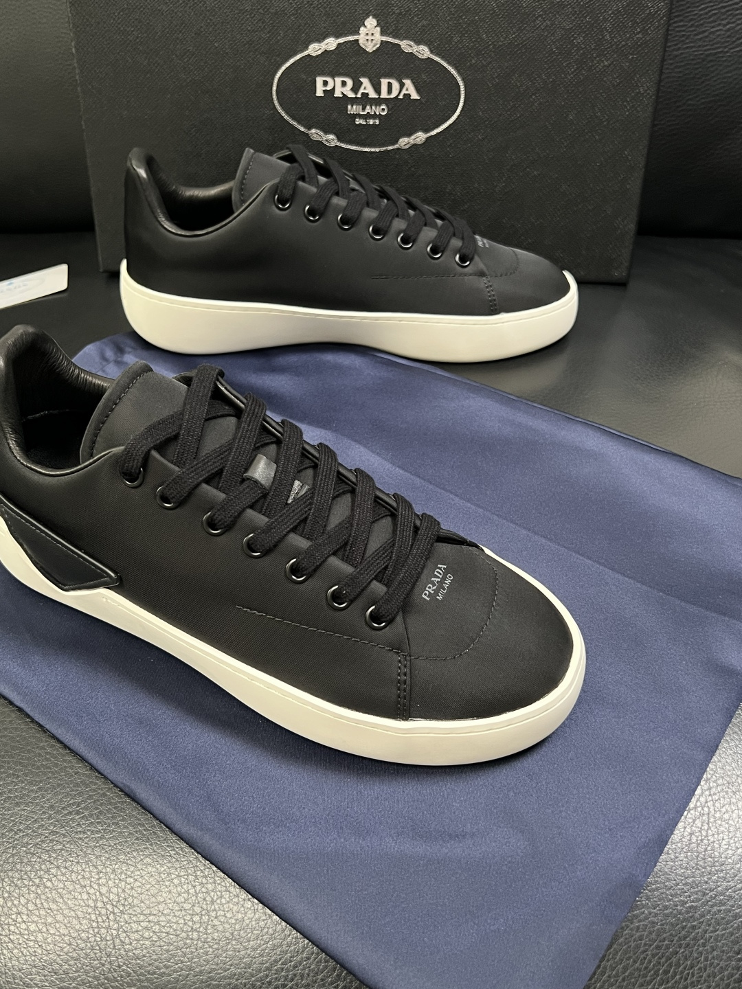 Prada  高品质  顶级工艺品，普拉达 专柜同步，原厂配置意大利进口牛皮拼布面料，进口牛皮内里垫，透