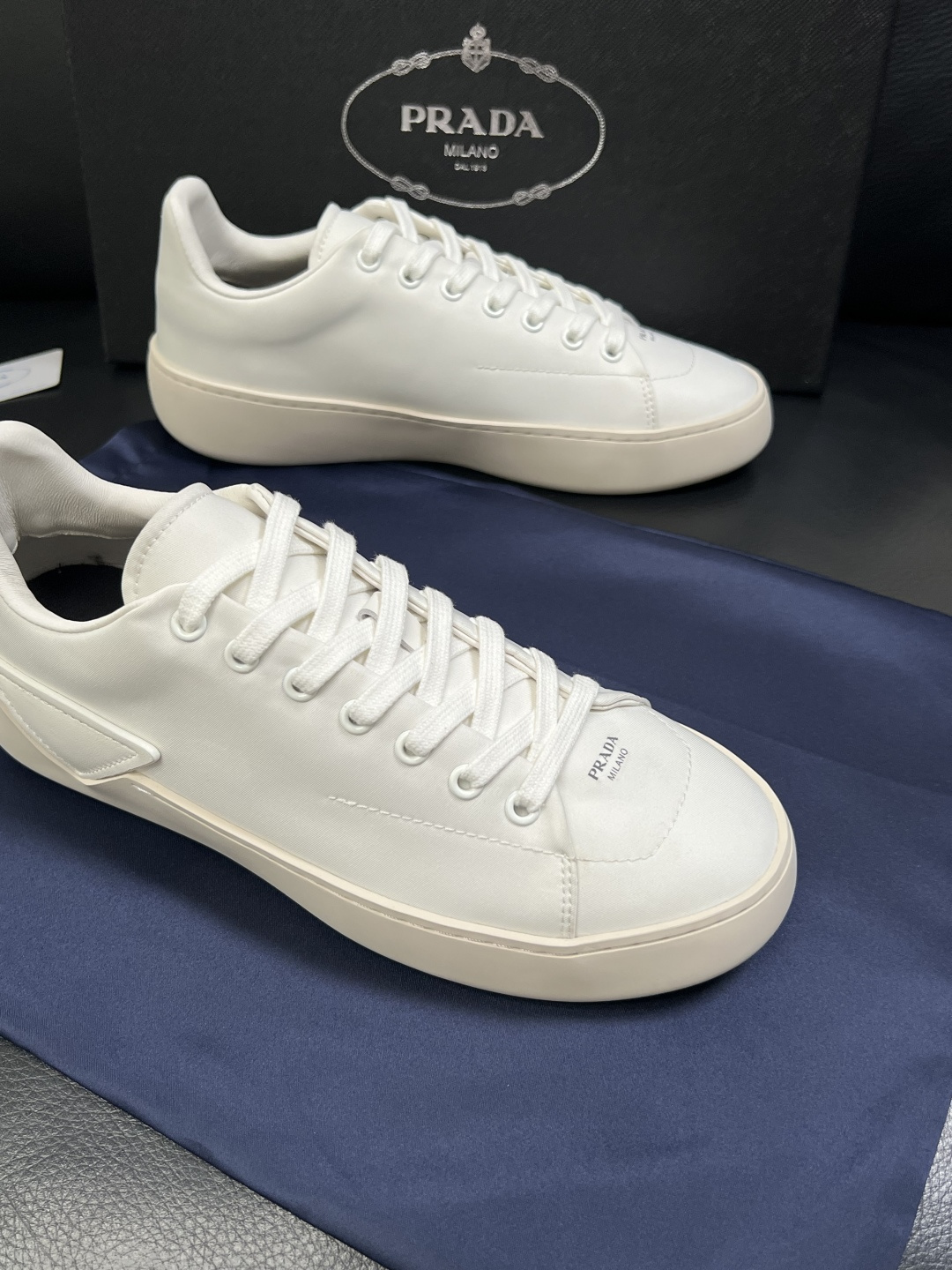Prada  高品质  顶级工艺品，普拉达 专柜同步，原厂配置意大利进口牛皮拼布面料，进口牛皮内里垫，透
