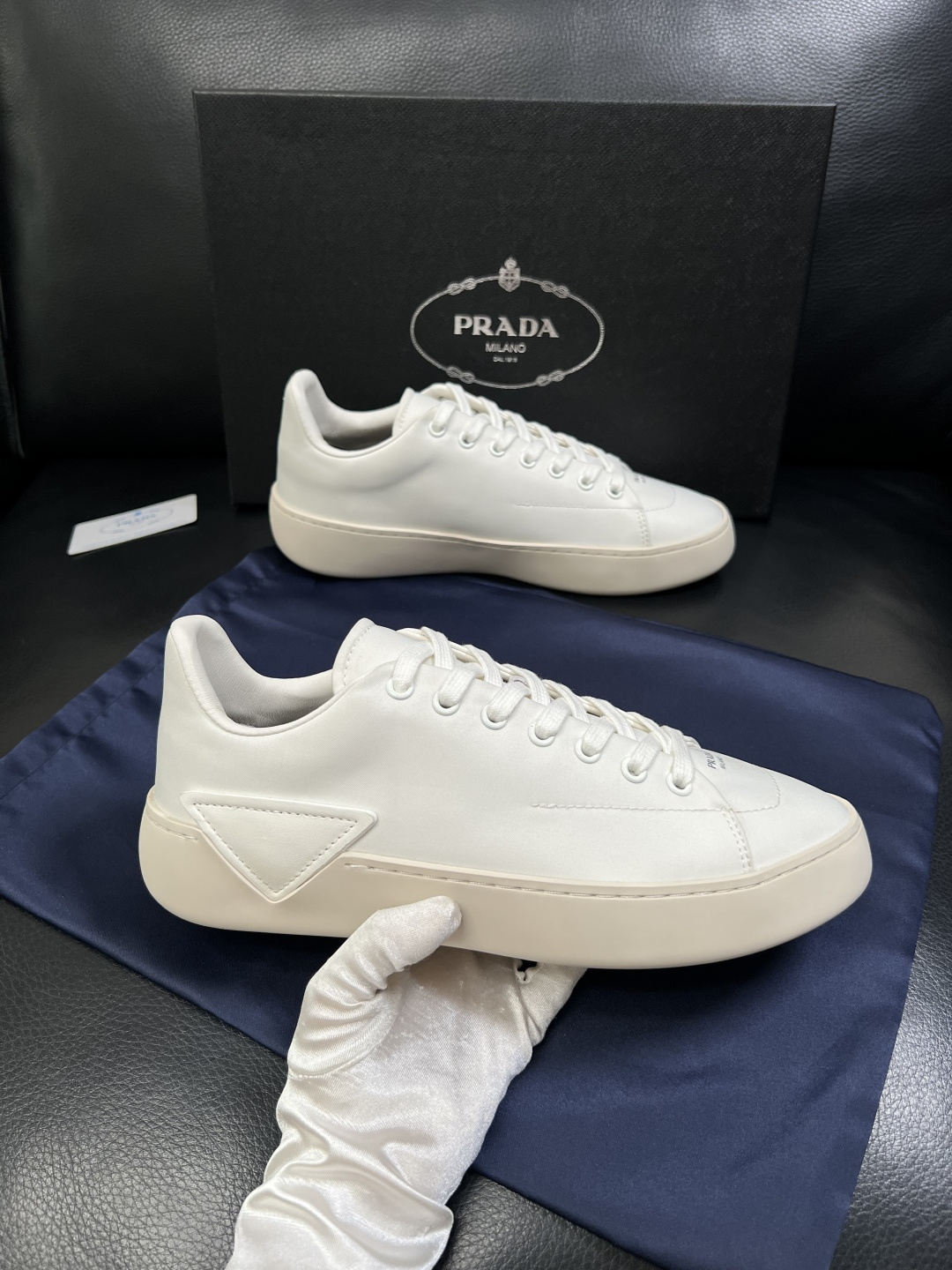 Prada  高品质  顶级工艺品，普拉达 专柜同步，原厂配置意大利进口牛皮拼布面料，进口牛皮内里垫，透